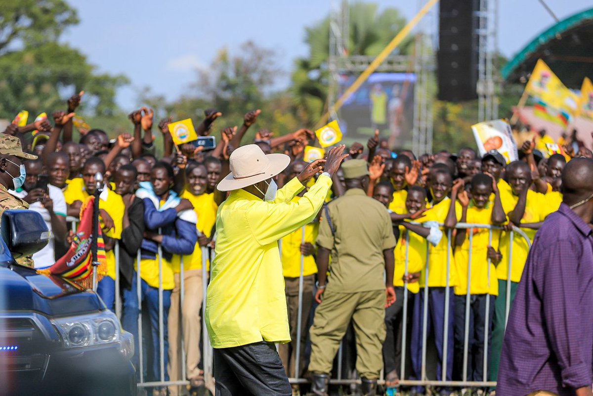 NRMOnline's tweet photo. President @KagutaMuseveni has said the government is considering a flat-rate cattle compensation plan across northern Uganda, a proposal he has discussed with leaders in Lango, Teso and Acholi sub-regions.
Speaking at campaign rallies in Alebtong and later in Otuke District on Thursday, Museveni explained that his idea would be for each affected household to receive a fixed number of cattle rather than using an open-ended system.
Details 🫴 https://t.co/r8LnuidHgM
