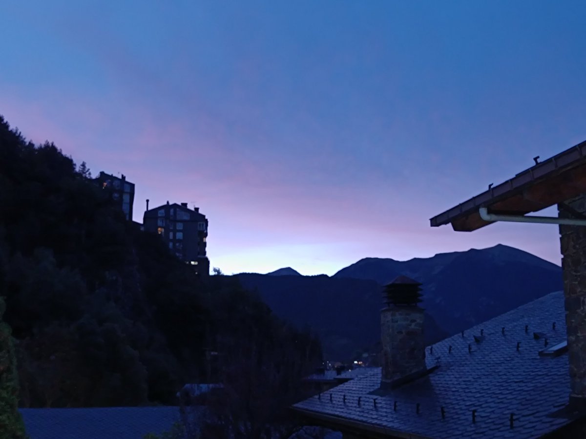 Bon dia des de la Massana ! La foto no fa justícia a l'albada d'avui! 
#meteo #laMassana #andorra