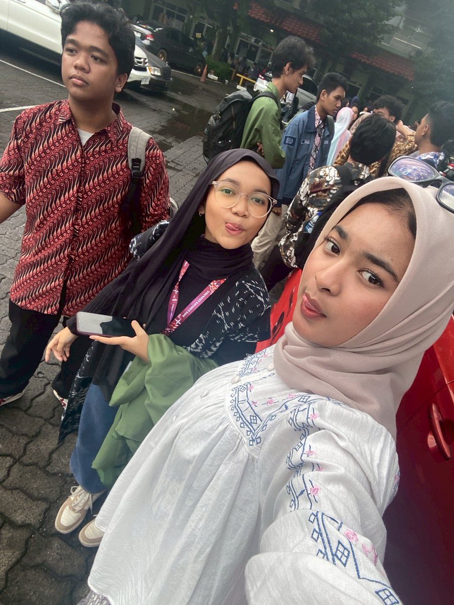 kuruskerinq's tweet photo. #batikday with kelas c super happy 🥺💗 https://t.co/5HyB5xggQ7