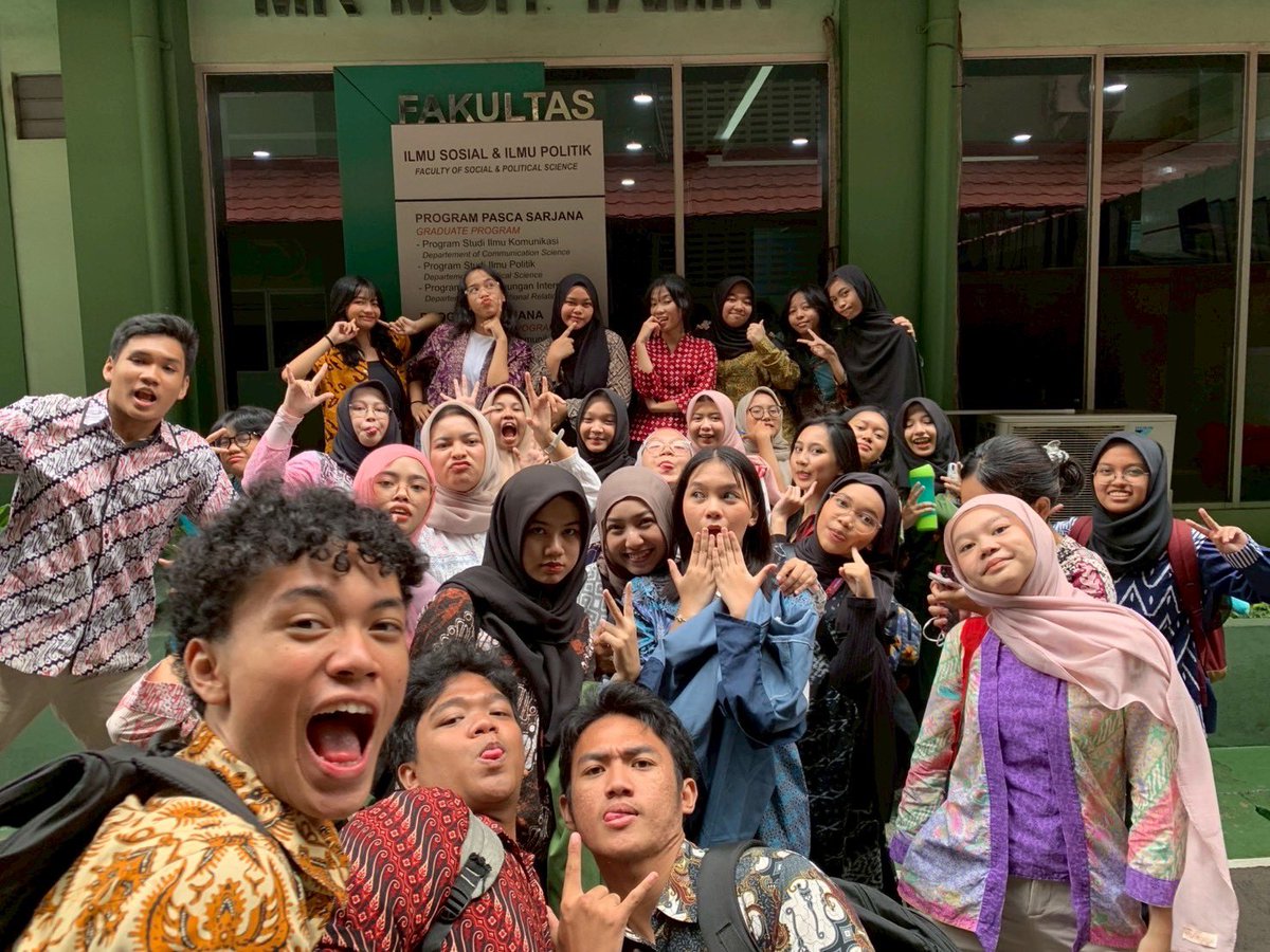 kuruskerinq's tweet photo. #batikday with kelas c super happy 🥺💗 https://t.co/5HyB5xggQ7