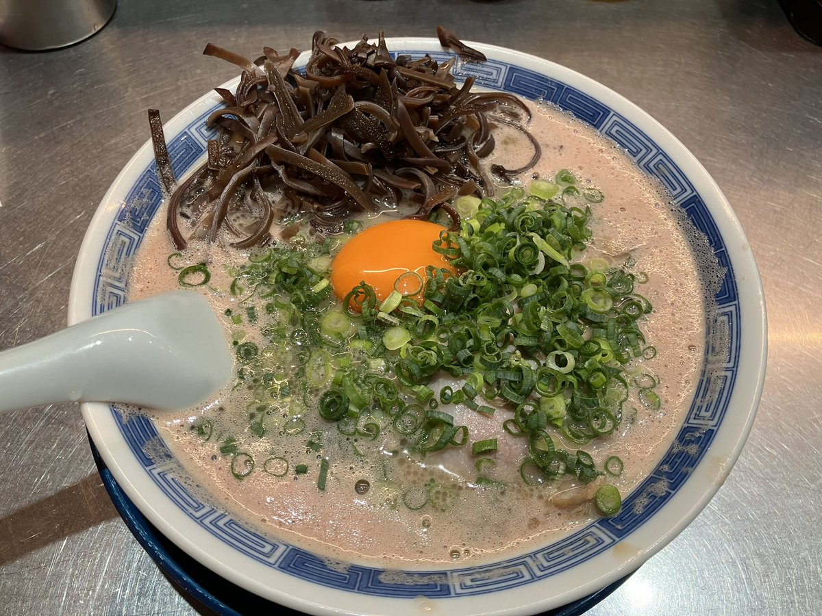 kazupunk1192's tweet image. 中野駅
箕輪家中野旗艦店さん
まるちゃん熟成豚骨　無限替玉
昨日豚骨の日だったらしいので、1日ズレだけど箕輪家さんに。
無限替玉の日だった！
うま！！くさよりうまがくる！
この濃さとしょっぱさが濃いめだけど飽きない絶妙！
替玉止まらずで5回。スープ残ってたらまだいってた。
激うまかずちゃん