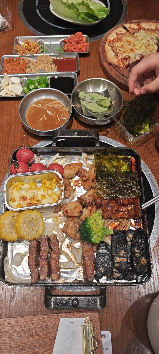 烤肉饭
看起来花里胡哨
吃起来也花里胡哨的
味道怎么说
一般吧