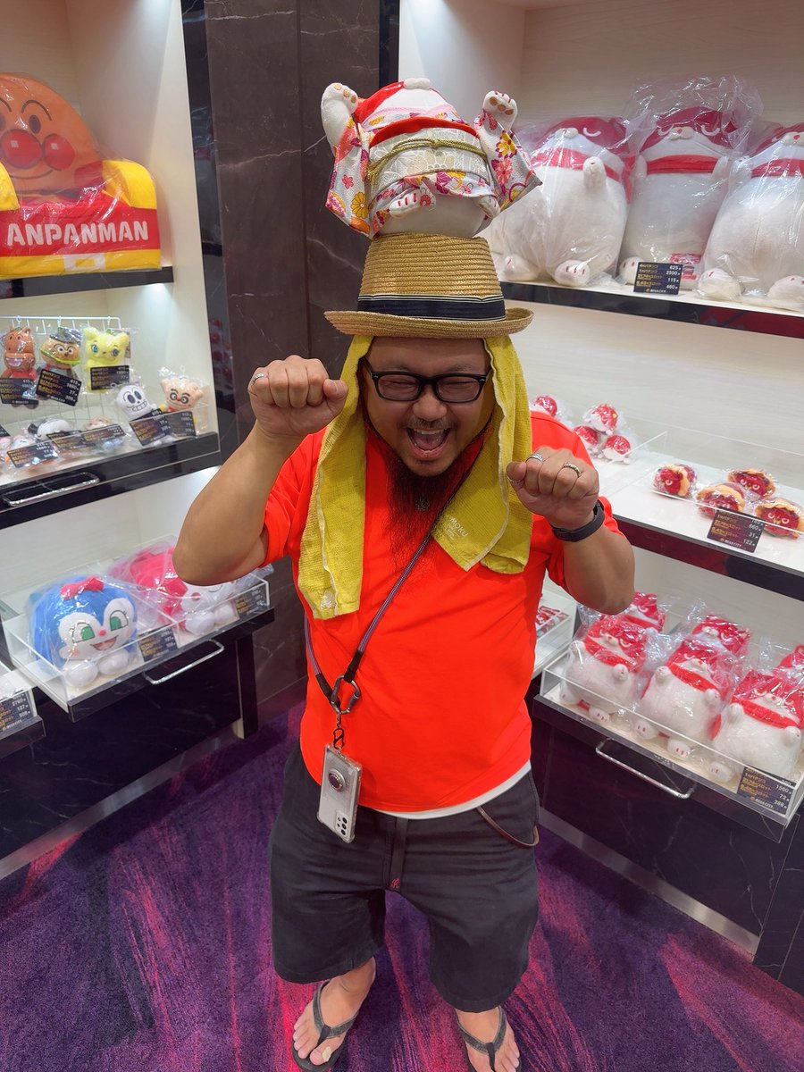 はろはろー💙 今日は髭原人さん来店中😍 @higenjin お昼は資さんうどん