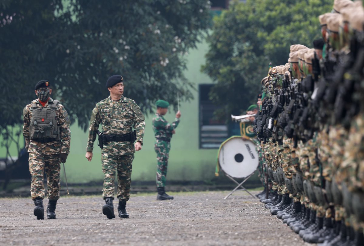 Staf Ahli Menteri Pertahanan Bidang Sosial, Mayjen TNI Rionardo, selaku Inspektur Upacara memimpin penetapan 181 anggota Komponen Cadangan (Komcad);