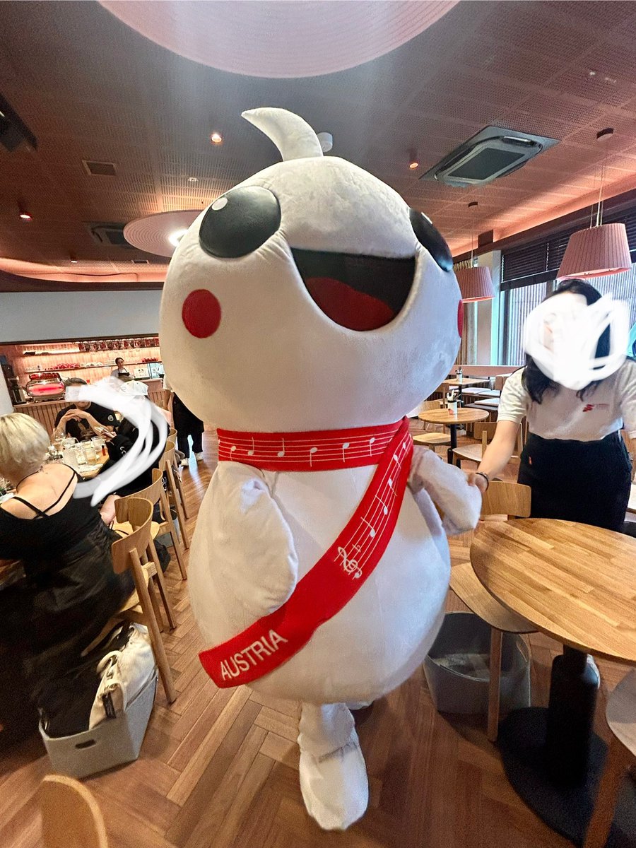 rananeko's tweet photo. 初万博の友達とオーストリア🇦🇹のレストラン！
hydeさんのサインにイラストに、
着ぐるみのアカちゃんまで出て来てくれてついてた！！

#hyde
#関西万博
#オーストリア館 https://t.co/RdwnElCuHh