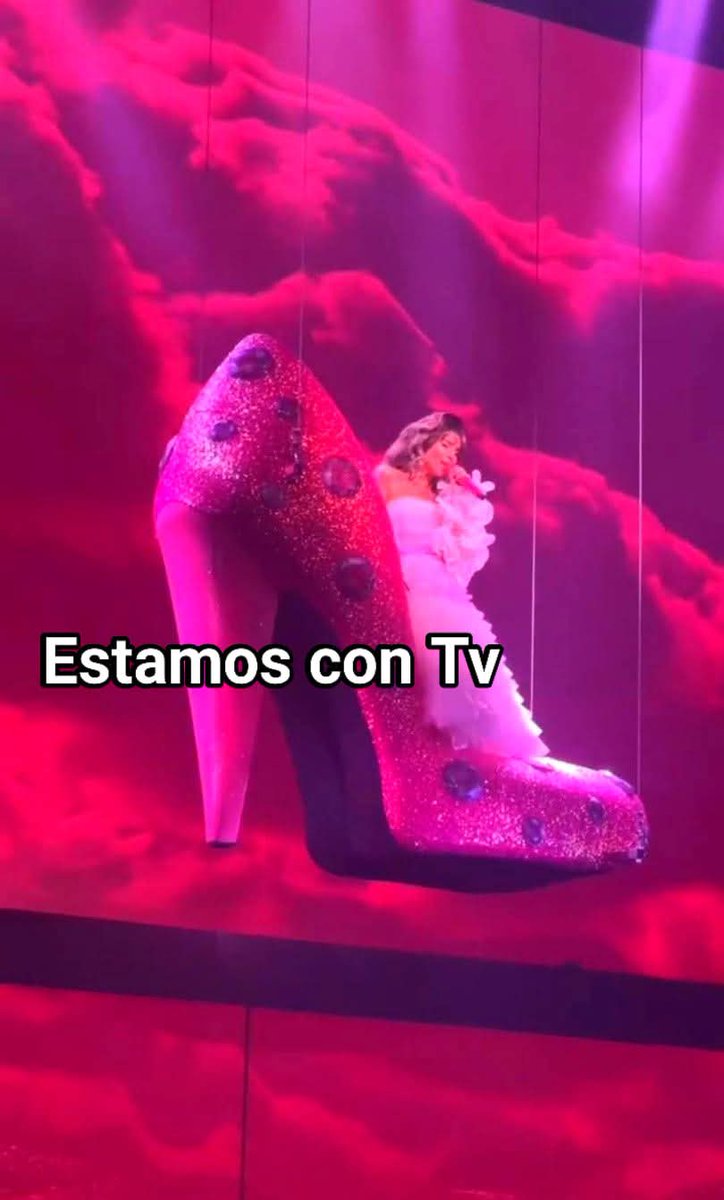 con_32's tweet photo. Está noche @belindapop en una Zapatilla gigante y lanzando glitter interpretó "De Color de Rosa" en la primera función de "Mentiras All Stars"
#Belinda #Daniela #Mentiras #MentirasAllStars #DeColorDeRosa
📸: #Web
📝: @DulceLechuga11
#Canal32EsctvOnline #PublicidadDigital79 https://t.co/nz4PIAT874