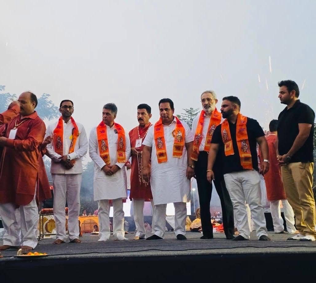 ManishTewari's tweet photo. At the VijyaDashmi celebrations in Sector 07 Chandigarh with @LUCKYHSINC President @INCChandigarh , @ChanderMukhiS , President Ram Lila Society @kbskanu , Rajdeep Sidhu and other colleagues and friends https://t.co/BnjyEV5WIb