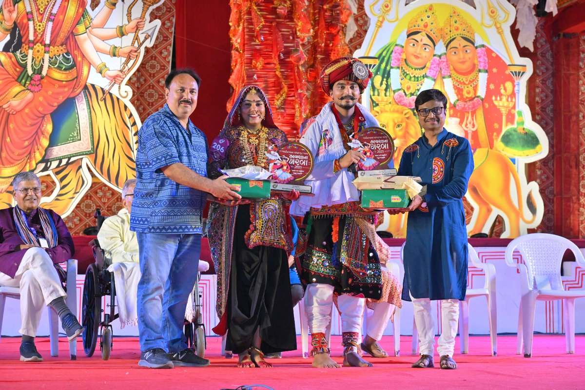 GCulturalForum's tweet photo. નવરાત્રીની દસ રાત્રીઓ જોતજોતામાં પૂરી થઈ ગઈ : ભાવુક ખેલૈયાઓ અને પ્રેક્ષકોએ ભીની આંખે નવરાત્રીને વિદાય આપી

લંડન, કેનેડા, અમેરિકા કે ન્યૂઝીલેન્ડથી નવરાત્રીમાં કલ્ચરલના ગરબામાં ભાગ લેવા ભારત આવેલા ખેલૈયાઓનો ગાંધીનગર કલ્ચર ફોરમે આભાર માન્યો

કલ્ચરલ ફોરમની મેગા ફાઈનલ સ્પર્ધામાં રિદ્ધિબા ડાભી બેસ્ટ પર્ફોર્મન્સ પ્રિન્સેસ તરીકે અને ઉત્સવ પરમાર બેસ્ટ પર્ફોર્મન્સ પ્રિન્સ તરીકે વિજેતા થયા

નવરાત્રીની દસ રાત્રીઓ જોતજોતામાં પૂરી થઈ ગઈ. ગાંધીનગર કલ્ચરલ ફોરમના ગરબામાં ખેલૈયાઓ મન મૂકીને ઘરબે ઘુમ્યા. હજારો શ્રોતાઓએ મન ભરીને ગરબા માણ્યા. વરસાદે બે રાત્રીમાં વિઘ્ન ઉભું કર્યું હોવા છતાં ખેલૈયાઓ અને સ્વયંસેવકોનો ઉત્સાહ સહેજ પણ મોળો પડ્યો ન હતો. વરસાદી વાતાવરણમાં અને વરસતા ફોરાં વચ્ચે પણ ખેલૈયાઓએ ગરબે રમવાના ઓરતા આ નોરતામાં પુરા કરી લીધા. કલ્ચરલના ગરબામાં એવા ખેલૈયાઓ પણ ગરબે રમે છે કે, જેઓ લંડન, કેનેડા, અમેરિકા કે ન્યૂઝીલેન્ડથી ખાસ નવરાત્રીમાં કલ્ચરલના ગરબામાં ભાગ લેવા ભારત આવે છે. ગાંધીનગર કલ્ચર ફોરમે આવા ખેલૈયાઓનો આભાર માન્યો છે. નવરાત્રીના સમાપન સમય ખેલૈયાઓ અને પ્રેક્ષકો ભાવુક થઈ ગયા હતા. ઘણાની આંખો ભીની થઈ ગઈ હતી.

છેલ્લા નોરતે ગાંધીનગર કલ્ચરલ ફોરમના ગરબામાં મુખ્ય સરકારી વકીલ શ્રી હિતેશભાઈ રાવલ, ગુજરાત પ્રદેશ કોંગ્રેસના ઉપાધ્યક્ષ શ્રી નિશિત વ્યાસ, ભારતીય જનતા પાર્ટીના સાંસ્કૃતિક સેલના કન્વીનર શ્રી જનકભાઈ ઠક્કર,  ગાંધીનગર બાર એસોસિએશનના પ્રમુખ શ્રી લાલસિંહ ગોહિલ, અગ્રણી વકીલ શ્રી શંકરસિંહ ગોહિલ તથા અન્ય આગેવાનોએ માતાજીની આરતી ઉતારી હતી. 

નવરાત્રી ની છેલ્લી રાત્રે કલ્ચરલના ગરબામાં મેગા ફાઇનલ સ્પર્ધા યોજાઈ હતી. દસે દસ રાત્રીઓના શ્રેષ્ઠ ખેલૈયાઓ વચ્ચે યોજાયેલી મેગા ફાઈનલ સ્પર્ધાએ ગરબા પ્રેમીઓમાં ભારે ઉત્સુકતા જગાવી હતી. 

મેગા ફાઈનલ સ્પર્ધા પૂર્વે ગાંધીનગર કલ્ચરલ ફોરમના અધ્યક્ષ શ્રીકૃષ્ણકાન્તભાઈ જહાએ કલ્ચરલના ગરબાના આયોજનમાં સહયોગ આપનારા સૌ કોઈનો આભાર માન્યો હતો. તેમણે કહ્યું હતું કે માતાજીની અસીમ કૃપા અને ગાંધીનગરના નાગરિકોના, ગરબા પ્રેમીઓના અને ખેલૈયાઓના અપાર પ્રેમને કારણે ગાંધીનગર કલ્ચરલ ફોરમના ગરબા લોકપ્રિય છે. ભાવભક્તિ પૂર્વક ઉજવાતા કલ્ચરલના ગરબામાં ઉપસ્થિત હર કોઈને દિવ્યતાની અનુભૂતિ થાય છે, અતિ વિશિષ્ટ ઉર્જાનો અહેસાસ થાય છે. આ અનુભૂતિ માટે તેમણે માતાજીના ચરણોમાં પ્રણામપૂર્વક આભારની લાગણી વ્યક્ત કરી હતી.

ગાંધીનગર કલ્ચરલ ફોરમની નવરાત્રી 2025 ની મેગા ફાઈનલ સ્પર્ધામાં રિદ્ધિબા ડાભી બેસ્ટ પર્ફોર્મન્સ પ્રિન્સેસ તરીકે વિજેતા થયા હતા. તેમને ગાંધીનગર કલ્ચરલ ફોરમ તરફથી હોન્ડા (ડિયો) ટુ વ્હીલર ભેટ મળ્યું હતું. જ્યારે ઉત્સવ પરમાર બેસ્ટ પર્ફોર્મન્સ પ્રિન્સ તરીકે વિજેતા થયા હતા. તેમને ગાંધીનગર કલ્ચરલ ફોરમ તરફથી હોન્ડા બાઇક ભેટ મળ્યું હતું. આ કેટેગરીમાં ધરાંગી પટેલ અને રાહુલ વાઘેલા રનર્સ અપ રહ્યા હતા. બેસ્ટ પર્ફોર્મન્સ પ્રિન્સેસની કેટેગરીમાં પ્રિયંકા પરમારને સ્પેશિયલ જ્યુરી પુરસ્કારથી સન્માનિત કરાયા હતા. કલ્ચરલના ગરબામાં જીનલ દખણી અને જીલ જોશીની જોડી ધ બેસ્ટ પેર બની હતી. જીનલ દખણીને હોન્ડા બાઇક અને જીલ જોશીને કલ્ચરલ ફોરમ તરફથી હૉન્ડા (ડિયો) ટુ વ્હીલર ભેટમાં મળ્યા હતા. તીર્થ જોશી અને નિલય વાણીયાની જોડી હતી.

મેગા ફાઈનલ સ્પર્ધામાં 35 વર્ષથી વધુ વયના શ્રેષ્ઠ ખેલૈયાઓ માટેના પુરસ્કારમાં પિંકી મુન્ધ્રા બેસ્ટ ક્વીન અને દુર્ગેશ શર્મા બેસ્ટ કિંગ તરીકે વિજેતા થયા હતા. બંનેને રૂપિયા 25,000 નું રોકડ ઇનામ મળ્યું હતું. બેસ્ટ કિંગ કેટેગરીમાં વિપુલ ડોડીયાને સ્પેશિયલ જ્યુરી પુરસ્કારથી સન્માનીત કરાયા હતા. આ કેટેગરીમાં હેતલ ભટ્ટી અને અર્પણ પટેલ રનર્સ અપ રહ્યા હતા. બેસ્ટ ડ્રેસ પ્રિન્સેસ તરીકે દેવાંગી મહેતા વિજેતા થયા હતા. જ્યારે  નૃપેશ પુરબીયા બેસ્ટ ડ્રેસ પ્રિન્સનું ઇનામ જીતી ગયા હતા. બંને વિજેતાઓને રૂપિયા 27,500 નું રોકડ ઇનામ મળ્યું હતું.‌ આ કેટેગરીમાં કામાક્ષીદેવી રાઓલ અને દિવ્યરાજસિંહ રાઓલ રનર્સ અપ રહ્યા હતા. બેસ્ટ ટીનેજર પ્રિન્સેસ તરીકે દિશા શર્મા અને પ્રિન્સ તરીકે રુદ્ર શાહ વિજેતા થયા હતા. બંનેને રુ. 17,500 નું કેશ પ્રાઇસ મળ્યું હતું. આ કેટેગરીમાં ખનક બારોટ અને ઑમ નાગર રનર્સ અપ રહ્યા હતા.‌

બેસ્ટ કીડ કેટેગરીમાં આરના ઓઝા અને આશિષ ભરવાડ વિજેતા થયા હતા. જ્યારે પ્રિન્સી સોની અને હેત ઠાકોર રનર્સ અપ રહ્યા હતા. બેસ્ટ ચાઈલ્ડ કેટેગરીમાં દેવયાનીબા ગોહિલ અને મંથ દેસાઈ વિજેતા થયા હતા, જ્યારે પ્રેક્ષા વસાવા અને તનુષ ઠાકોર  રનર્સ અપ રહ્યા હતા.

કલ્ચરલના ગરબામાં નિર્ણાયક તરીકે ડૉ. અમૂલ પરમાર, શ્રીમતી નીપાબેન ઠક્કર, શ્રીમતી રૂચાબેન ભટ્ટ, શ્રી ડૉ. હેમાંગ વ્યાસ અને ડૉ. ખ્યાતિ મેર જેવા સિદ્ધહસ્ત વરિષ્ઠ કલાકારોએ સેવાઓ આપી હતી.

#culturalnagarba #કલ્ચરલ_ના_ગરબા #કલ્ચરલનાગરબા #gcfnavratri2025 #navratri #gandhinagarculturalforum #GCFGandhinagar #raasgarba #garba #navratrigarba #gandhinagarnavratri #navratri2025 ♥️🙏