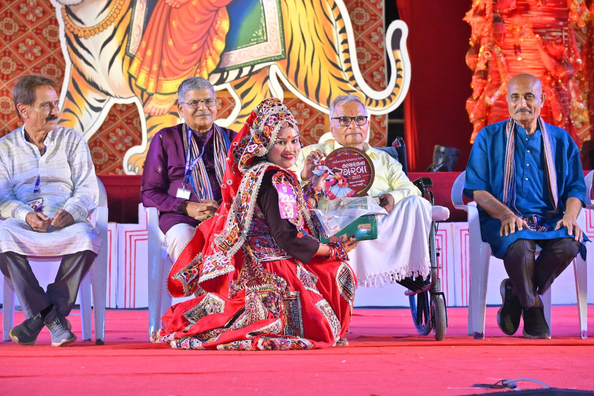 GCulturalForum's tweet photo. નવરાત્રીની દસ રાત્રીઓ જોતજોતામાં પૂરી થઈ ગઈ : ભાવુક ખેલૈયાઓ અને પ્રેક્ષકોએ ભીની આંખે નવરાત્રીને વિદાય આપી

લંડન, કેનેડા, અમેરિકા કે ન્યૂઝીલેન્ડથી નવરાત્રીમાં કલ્ચરલના ગરબામાં ભાગ લેવા ભારત આવેલા ખેલૈયાઓનો ગાંધીનગર કલ્ચર ફોરમે આભાર માન્યો

કલ્ચરલ ફોરમની મેગા ફાઈનલ સ્પર્ધામાં રિદ્ધિબા ડાભી બેસ્ટ પર્ફોર્મન્સ પ્રિન્સેસ તરીકે અને ઉત્સવ પરમાર બેસ્ટ પર્ફોર્મન્સ પ્રિન્સ તરીકે વિજેતા થયા

નવરાત્રીની દસ રાત્રીઓ જોતજોતામાં પૂરી થઈ ગઈ. ગાંધીનગર કલ્ચરલ ફોરમના ગરબામાં ખેલૈયાઓ મન મૂકીને ઘરબે ઘુમ્યા. હજારો શ્રોતાઓએ મન ભરીને ગરબા માણ્યા. વરસાદે બે રાત્રીમાં વિઘ્ન ઉભું કર્યું હોવા છતાં ખેલૈયાઓ અને સ્વયંસેવકોનો ઉત્સાહ સહેજ પણ મોળો પડ્યો ન હતો. વરસાદી વાતાવરણમાં અને વરસતા ફોરાં વચ્ચે પણ ખેલૈયાઓએ ગરબે રમવાના ઓરતા આ નોરતામાં પુરા કરી લીધા. કલ્ચરલના ગરબામાં એવા ખેલૈયાઓ પણ ગરબે રમે છે કે, જેઓ લંડન, કેનેડા, અમેરિકા કે ન્યૂઝીલેન્ડથી ખાસ નવરાત્રીમાં કલ્ચરલના ગરબામાં ભાગ લેવા ભારત આવે છે. ગાંધીનગર કલ્ચર ફોરમે આવા ખેલૈયાઓનો આભાર માન્યો છે. નવરાત્રીના સમાપન સમય ખેલૈયાઓ અને પ્રેક્ષકો ભાવુક થઈ ગયા હતા. ઘણાની આંખો ભીની થઈ ગઈ હતી.

છેલ્લા નોરતે ગાંધીનગર કલ્ચરલ ફોરમના ગરબામાં મુખ્ય સરકારી વકીલ શ્રી હિતેશભાઈ રાવલ, ગુજરાત પ્રદેશ કોંગ્રેસના ઉપાધ્યક્ષ શ્રી નિશિત વ્યાસ, ભારતીય જનતા પાર્ટીના સાંસ્કૃતિક સેલના કન્વીનર શ્રી જનકભાઈ ઠક્કર,  ગાંધીનગર બાર એસોસિએશનના પ્રમુખ શ્રી લાલસિંહ ગોહિલ, અગ્રણી વકીલ શ્રી શંકરસિંહ ગોહિલ તથા અન્ય આગેવાનોએ માતાજીની આરતી ઉતારી હતી. 

નવરાત્રી ની છેલ્લી રાત્રે કલ્ચરલના ગરબામાં મેગા ફાઇનલ સ્પર્ધા યોજાઈ હતી. દસે દસ રાત્રીઓના શ્રેષ્ઠ ખેલૈયાઓ વચ્ચે યોજાયેલી મેગા ફાઈનલ સ્પર્ધાએ ગરબા પ્રેમીઓમાં ભારે ઉત્સુકતા જગાવી હતી. 

મેગા ફાઈનલ સ્પર્ધા પૂર્વે ગાંધીનગર કલ્ચરલ ફોરમના અધ્યક્ષ શ્રીકૃષ્ણકાન્તભાઈ જહાએ કલ્ચરલના ગરબાના આયોજનમાં સહયોગ આપનારા સૌ કોઈનો આભાર માન્યો હતો. તેમણે કહ્યું હતું કે માતાજીની અસીમ કૃપા અને ગાંધીનગરના નાગરિકોના, ગરબા પ્રેમીઓના અને ખેલૈયાઓના અપાર પ્રેમને કારણે ગાંધીનગર કલ્ચરલ ફોરમના ગરબા લોકપ્રિય છે. ભાવભક્તિ પૂર્વક ઉજવાતા કલ્ચરલના ગરબામાં ઉપસ્થિત હર કોઈને દિવ્યતાની અનુભૂતિ થાય છે, અતિ વિશિષ્ટ ઉર્જાનો અહેસાસ થાય છે. આ અનુભૂતિ માટે તેમણે માતાજીના ચરણોમાં પ્રણામપૂર્વક આભારની લાગણી વ્યક્ત કરી હતી.

ગાંધીનગર કલ્ચરલ ફોરમની નવરાત્રી 2025 ની મેગા ફાઈનલ સ્પર્ધામાં રિદ્ધિબા ડાભી બેસ્ટ પર્ફોર્મન્સ પ્રિન્સેસ તરીકે વિજેતા થયા હતા. તેમને ગાંધીનગર કલ્ચરલ ફોરમ તરફથી હોન્ડા (ડિયો) ટુ વ્હીલર ભેટ મળ્યું હતું. જ્યારે ઉત્સવ પરમાર બેસ્ટ પર્ફોર્મન્સ પ્રિન્સ તરીકે વિજેતા થયા હતા. તેમને ગાંધીનગર કલ્ચરલ ફોરમ તરફથી હોન્ડા બાઇક ભેટ મળ્યું હતું. આ કેટેગરીમાં ધરાંગી પટેલ અને રાહુલ વાઘેલા રનર્સ અપ રહ્યા હતા. બેસ્ટ પર્ફોર્મન્સ પ્રિન્સેસની કેટેગરીમાં પ્રિયંકા પરમારને સ્પેશિયલ જ્યુરી પુરસ્કારથી સન્માનિત કરાયા હતા. કલ્ચરલના ગરબામાં જીનલ દખણી અને જીલ જોશીની જોડી ધ બેસ્ટ પેર બની હતી. જીનલ દખણીને હોન્ડા બાઇક અને જીલ જોશીને કલ્ચરલ ફોરમ તરફથી હૉન્ડા (ડિયો) ટુ વ્હીલર ભેટમાં મળ્યા હતા. તીર્થ જોશી અને નિલય વાણીયાની જોડી હતી.

મેગા ફાઈનલ સ્પર્ધામાં 35 વર્ષથી વધુ વયના શ્રેષ્ઠ ખેલૈયાઓ માટેના પુરસ્કારમાં પિંકી મુન્ધ્રા બેસ્ટ ક્વીન અને દુર્ગેશ શર્મા બેસ્ટ કિંગ તરીકે વિજેતા થયા હતા. બંનેને રૂપિયા 25,000 નું રોકડ ઇનામ મળ્યું હતું. બેસ્ટ કિંગ કેટેગરીમાં વિપુલ ડોડીયાને સ્પેશિયલ જ્યુરી પુરસ્કારથી સન્માનીત કરાયા હતા. આ કેટેગરીમાં હેતલ ભટ્ટી અને અર્પણ પટેલ રનર્સ અપ રહ્યા હતા. બેસ્ટ ડ્રેસ પ્રિન્સેસ તરીકે દેવાંગી મહેતા વિજેતા થયા હતા. જ્યારે  નૃપેશ પુરબીયા બેસ્ટ ડ્રેસ પ્રિન્સનું ઇનામ જીતી ગયા હતા. બંને વિજેતાઓને રૂપિયા 27,500 નું રોકડ ઇનામ મળ્યું હતું.‌ આ કેટેગરીમાં કામાક્ષીદેવી રાઓલ અને દિવ્યરાજસિંહ રાઓલ રનર્સ અપ રહ્યા હતા. બેસ્ટ ટીનેજર પ્રિન્સેસ તરીકે દિશા શર્મા અને પ્રિન્સ તરીકે રુદ્ર શાહ વિજેતા થયા હતા. બંનેને રુ. 17,500 નું કેશ પ્રાઇસ મળ્યું હતું. આ કેટેગરીમાં ખનક બારોટ અને ઑમ નાગર રનર્સ અપ રહ્યા હતા.‌

બેસ્ટ કીડ કેટેગરીમાં આરના ઓઝા અને આશિષ ભરવાડ વિજેતા થયા હતા. જ્યારે પ્રિન્સી સોની અને હેત ઠાકોર રનર્સ અપ રહ્યા હતા. બેસ્ટ ચાઈલ્ડ કેટેગરીમાં દેવયાનીબા ગોહિલ અને મંથ દેસાઈ વિજેતા થયા હતા, જ્યારે પ્રેક્ષા વસાવા અને તનુષ ઠાકોર  રનર્સ અપ રહ્યા હતા.

કલ્ચરલના ગરબામાં નિર્ણાયક તરીકે ડૉ. અમૂલ પરમાર, શ્રીમતી નીપાબેન ઠક્કર, શ્રીમતી રૂચાબેન ભટ્ટ, શ્રી ડૉ. હેમાંગ વ્યાસ અને ડૉ. ખ્યાતિ મેર જેવા સિદ્ધહસ્ત વરિષ્ઠ કલાકારોએ સેવાઓ આપી હતી.

#culturalnagarba #કલ્ચરલ_ના_ગરબા #કલ્ચરલનાગરબા #gcfnavratri2025 #navratri #gandhinagarculturalforum #GCFGandhinagar #raasgarba #garba #navratrigarba #gandhinagarnavratri #navratri2025 ♥️🙏