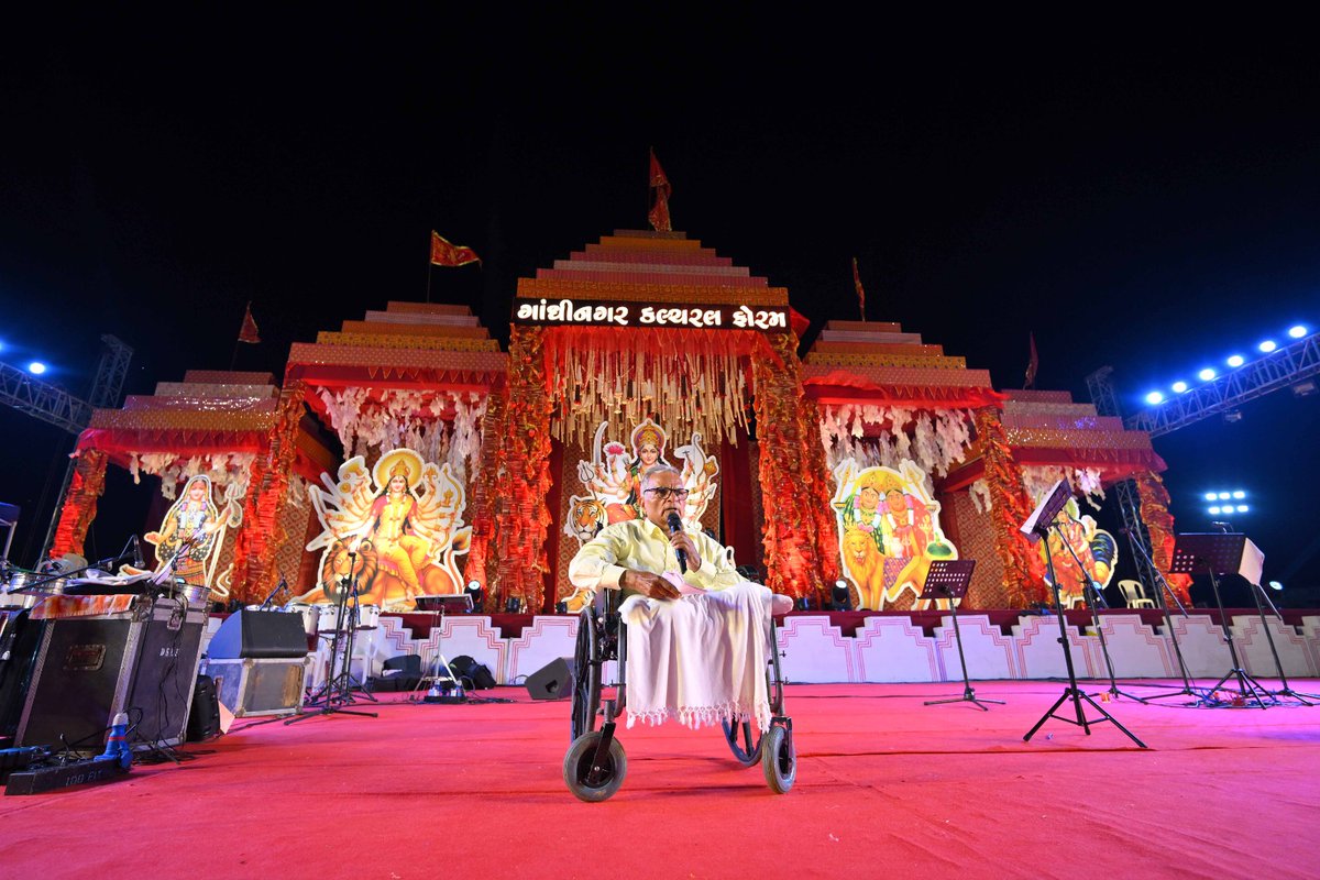 GCulturalForum's tweet photo. નવરાત્રીની દસ રાત્રીઓ જોતજોતામાં પૂરી થઈ ગઈ : ભાવુક ખેલૈયાઓ અને પ્રેક્ષકોએ ભીની આંખે નવરાત્રીને વિદાય આપી

લંડન, કેનેડા, અમેરિકા કે ન્યૂઝીલેન્ડથી નવરાત્રીમાં કલ્ચરલના ગરબામાં ભાગ લેવા ભારત આવેલા ખેલૈયાઓનો ગાંધીનગર કલ્ચર ફોરમે આભાર માન્યો

કલ્ચરલ ફોરમની મેગા ફાઈનલ સ્પર્ધામાં રિદ્ધિબા ડાભી બેસ્ટ પર્ફોર્મન્સ પ્રિન્સેસ તરીકે અને ઉત્સવ પરમાર બેસ્ટ પર્ફોર્મન્સ પ્રિન્સ તરીકે વિજેતા થયા

નવરાત્રીની દસ રાત્રીઓ જોતજોતામાં પૂરી થઈ ગઈ. ગાંધીનગર કલ્ચરલ ફોરમના ગરબામાં ખેલૈયાઓ મન મૂકીને ઘરબે ઘુમ્યા. હજારો શ્રોતાઓએ મન ભરીને ગરબા માણ્યા. વરસાદે બે રાત્રીમાં વિઘ્ન ઉભું કર્યું હોવા છતાં ખેલૈયાઓ અને સ્વયંસેવકોનો ઉત્સાહ સહેજ પણ મોળો પડ્યો ન હતો. વરસાદી વાતાવરણમાં અને વરસતા ફોરાં વચ્ચે પણ ખેલૈયાઓએ ગરબે રમવાના ઓરતા આ નોરતામાં પુરા કરી લીધા. કલ્ચરલના ગરબામાં એવા ખેલૈયાઓ પણ ગરબે રમે છે કે, જેઓ લંડન, કેનેડા, અમેરિકા કે ન્યૂઝીલેન્ડથી ખાસ નવરાત્રીમાં કલ્ચરલના ગરબામાં ભાગ લેવા ભારત આવે છે. ગાંધીનગર કલ્ચર ફોરમે આવા ખેલૈયાઓનો આભાર માન્યો છે. નવરાત્રીના સમાપન સમય ખેલૈયાઓ અને પ્રેક્ષકો ભાવુક થઈ ગયા હતા. ઘણાની આંખો ભીની થઈ ગઈ હતી.

છેલ્લા નોરતે ગાંધીનગર કલ્ચરલ ફોરમના ગરબામાં મુખ્ય સરકારી વકીલ શ્રી હિતેશભાઈ રાવલ, ગુજરાત પ્રદેશ કોંગ્રેસના ઉપાધ્યક્ષ શ્રી નિશિત વ્યાસ, ભારતીય જનતા પાર્ટીના સાંસ્કૃતિક સેલના કન્વીનર શ્રી જનકભાઈ ઠક્કર,  ગાંધીનગર બાર એસોસિએશનના પ્રમુખ શ્રી લાલસિંહ ગોહિલ, અગ્રણી વકીલ શ્રી શંકરસિંહ ગોહિલ તથા અન્ય આગેવાનોએ માતાજીની આરતી ઉતારી હતી. 

નવરાત્રી ની છેલ્લી રાત્રે કલ્ચરલના ગરબામાં મેગા ફાઇનલ સ્પર્ધા યોજાઈ હતી. દસે દસ રાત્રીઓના શ્રેષ્ઠ ખેલૈયાઓ વચ્ચે યોજાયેલી મેગા ફાઈનલ સ્પર્ધાએ ગરબા પ્રેમીઓમાં ભારે ઉત્સુકતા જગાવી હતી. 

મેગા ફાઈનલ સ્પર્ધા પૂર્વે ગાંધીનગર કલ્ચરલ ફોરમના અધ્યક્ષ શ્રીકૃષ્ણકાન્તભાઈ જહાએ કલ્ચરલના ગરબાના આયોજનમાં સહયોગ આપનારા સૌ કોઈનો આભાર માન્યો હતો. તેમણે કહ્યું હતું કે માતાજીની અસીમ કૃપા અને ગાંધીનગરના નાગરિકોના, ગરબા પ્રેમીઓના અને ખેલૈયાઓના અપાર પ્રેમને કારણે ગાંધીનગર કલ્ચરલ ફોરમના ગરબા લોકપ્રિય છે. ભાવભક્તિ પૂર્વક ઉજવાતા કલ્ચરલના ગરબામાં ઉપસ્થિત હર કોઈને દિવ્યતાની અનુભૂતિ થાય છે, અતિ વિશિષ્ટ ઉર્જાનો અહેસાસ થાય છે. આ અનુભૂતિ માટે તેમણે માતાજીના ચરણોમાં પ્રણામપૂર્વક આભારની લાગણી વ્યક્ત કરી હતી.

ગાંધીનગર કલ્ચરલ ફોરમની નવરાત્રી 2025 ની મેગા ફાઈનલ સ્પર્ધામાં રિદ્ધિબા ડાભી બેસ્ટ પર્ફોર્મન્સ પ્રિન્સેસ તરીકે વિજેતા થયા હતા. તેમને ગાંધીનગર કલ્ચરલ ફોરમ તરફથી હોન્ડા (ડિયો) ટુ વ્હીલર ભેટ મળ્યું હતું. જ્યારે ઉત્સવ પરમાર બેસ્ટ પર્ફોર્મન્સ પ્રિન્સ તરીકે વિજેતા થયા હતા. તેમને ગાંધીનગર કલ્ચરલ ફોરમ તરફથી હોન્ડા બાઇક ભેટ મળ્યું હતું. આ કેટેગરીમાં ધરાંગી પટેલ અને રાહુલ વાઘેલા રનર્સ અપ રહ્યા હતા. બેસ્ટ પર્ફોર્મન્સ પ્રિન્સેસની કેટેગરીમાં પ્રિયંકા પરમારને સ્પેશિયલ જ્યુરી પુરસ્કારથી સન્માનિત કરાયા હતા. કલ્ચરલના ગરબામાં જીનલ દખણી અને જીલ જોશીની જોડી ધ બેસ્ટ પેર બની હતી. જીનલ દખણીને હોન્ડા બાઇક અને જીલ જોશીને કલ્ચરલ ફોરમ તરફથી હૉન્ડા (ડિયો) ટુ વ્હીલર ભેટમાં મળ્યા હતા. તીર્થ જોશી અને નિલય વાણીયાની જોડી હતી.

મેગા ફાઈનલ સ્પર્ધામાં 35 વર્ષથી વધુ વયના શ્રેષ્ઠ ખેલૈયાઓ માટેના પુરસ્કારમાં પિંકી મુન્ધ્રા બેસ્ટ ક્વીન અને દુર્ગેશ શર્મા બેસ્ટ કિંગ તરીકે વિજેતા થયા હતા. બંનેને રૂપિયા 25,000 નું રોકડ ઇનામ મળ્યું હતું. બેસ્ટ કિંગ કેટેગરીમાં વિપુલ ડોડીયાને સ્પેશિયલ જ્યુરી પુરસ્કારથી સન્માનીત કરાયા હતા. આ કેટેગરીમાં હેતલ ભટ્ટી અને અર્પણ પટેલ રનર્સ અપ રહ્યા હતા. બેસ્ટ ડ્રેસ પ્રિન્સેસ તરીકે દેવાંગી મહેતા વિજેતા થયા હતા. જ્યારે  નૃપેશ પુરબીયા બેસ્ટ ડ્રેસ પ્રિન્સનું ઇનામ જીતી ગયા હતા. બંને વિજેતાઓને રૂપિયા 27,500 નું રોકડ ઇનામ મળ્યું હતું.‌ આ કેટેગરીમાં કામાક્ષીદેવી રાઓલ અને દિવ્યરાજસિંહ રાઓલ રનર્સ અપ રહ્યા હતા. બેસ્ટ ટીનેજર પ્રિન્સેસ તરીકે દિશા શર્મા અને પ્રિન્સ તરીકે રુદ્ર શાહ વિજેતા થયા હતા. બંનેને રુ. 17,500 નું કેશ પ્રાઇસ મળ્યું હતું. આ કેટેગરીમાં ખનક બારોટ અને ઑમ નાગર રનર્સ અપ રહ્યા હતા.‌

બેસ્ટ કીડ કેટેગરીમાં આરના ઓઝા અને આશિષ ભરવાડ વિજેતા થયા હતા. જ્યારે પ્રિન્સી સોની અને હેત ઠાકોર રનર્સ અપ રહ્યા હતા. બેસ્ટ ચાઈલ્ડ કેટેગરીમાં દેવયાનીબા ગોહિલ અને મંથ દેસાઈ વિજેતા થયા હતા, જ્યારે પ્રેક્ષા વસાવા અને તનુષ ઠાકોર  રનર્સ અપ રહ્યા હતા.

કલ્ચરલના ગરબામાં નિર્ણાયક તરીકે ડૉ. અમૂલ પરમાર, શ્રીમતી નીપાબેન ઠક્કર, શ્રીમતી રૂચાબેન ભટ્ટ, શ્રી ડૉ. હેમાંગ વ્યાસ અને ડૉ. ખ્યાતિ મેર જેવા સિદ્ધહસ્ત વરિષ્ઠ કલાકારોએ સેવાઓ આપી હતી.

#culturalnagarba #કલ્ચરલ_ના_ગરબા #કલ્ચરલનાગરબા #gcfnavratri2025 #navratri #gandhinagarculturalforum #GCFGandhinagar #raasgarba #garba #navratrigarba #gandhinagarnavratri #navratri2025 ♥️🙏