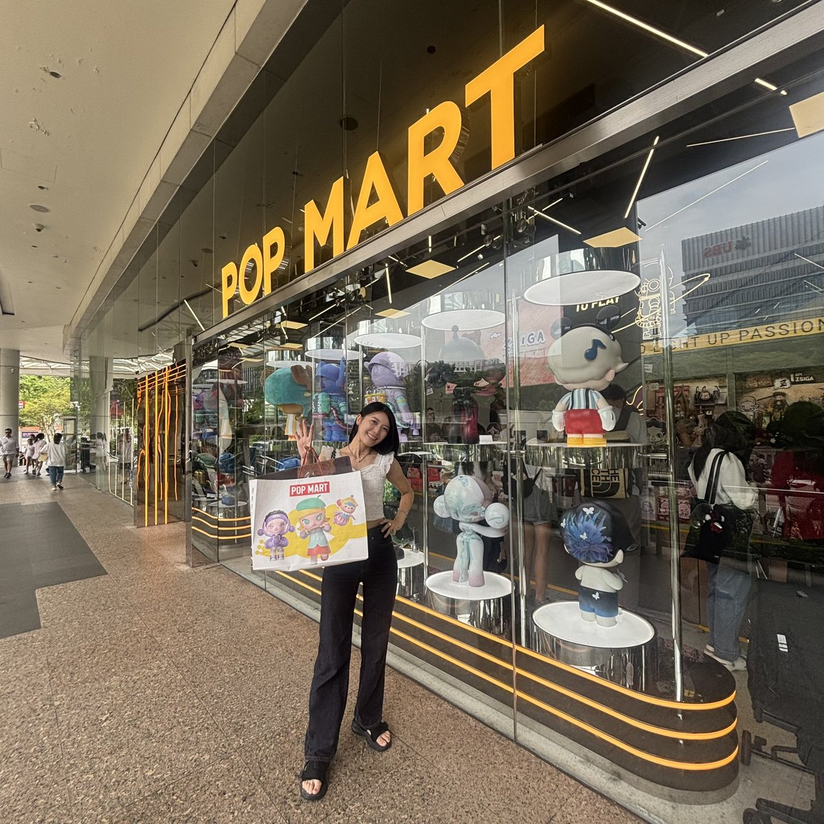 nico__mana's tweet photo. シンガポール上陸してます🇸🇬
朝からPOP MART大優勝して上機嫌🙆‍♀️

今日からサーキット行きます〜！
現地組楽しみましょう🫶 https://t.co/U1D4877VYW