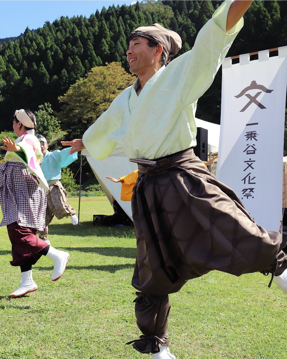 ichijodani_bun's tweet photo. 🍁出店者紹介｜クリエイティブASUWA🍁
クリエイティブASUWAは、一乗谷朝倉氏遺跡を中心とした地域の魅力を発信し、世界遺産登録を目指す一般社団法人です。
福井の歴史を現代に繋ぎ、地域を活気づけるプロジェクトを推進しています。
ハード（施設整備）とソフト（文化イベント）の両面から、魅力あふれる「門前町」を創り出し、観光と地域活性化を実現します。一乗谷文化祭のスタートを飾る「朝倉狂楽」のステージでも盛り上げてくださいます！お楽しみに！

クリエイティブASUWA @c_asuwa
📍出演・出店日：両日参加

【一乗谷文化祭】
日程：2025.10.11.(sat)-12(sun) 10:00〜16:00
会場：特別史跡 一乗谷朝倉氏遺跡 唐門広場周辺
〒910-2153 福井県福井市城戸ノ内町
入場：無料
https://t.co/VPsKEVk1B9
@ichijodani_bun

#一乗谷文化祭 #一乗谷朝倉氏遺跡 #一乗谷朝倉氏遺跡博物館 #あさみゅー
#福井 #福井観光 #福井イベント #福井旅行 #北陸 #北陸新幹線 #遺跡
#歴史 #戦国時代 #朝倉義景 #北陸旅行 #クリエイティブASUWA #朝倉狂楽