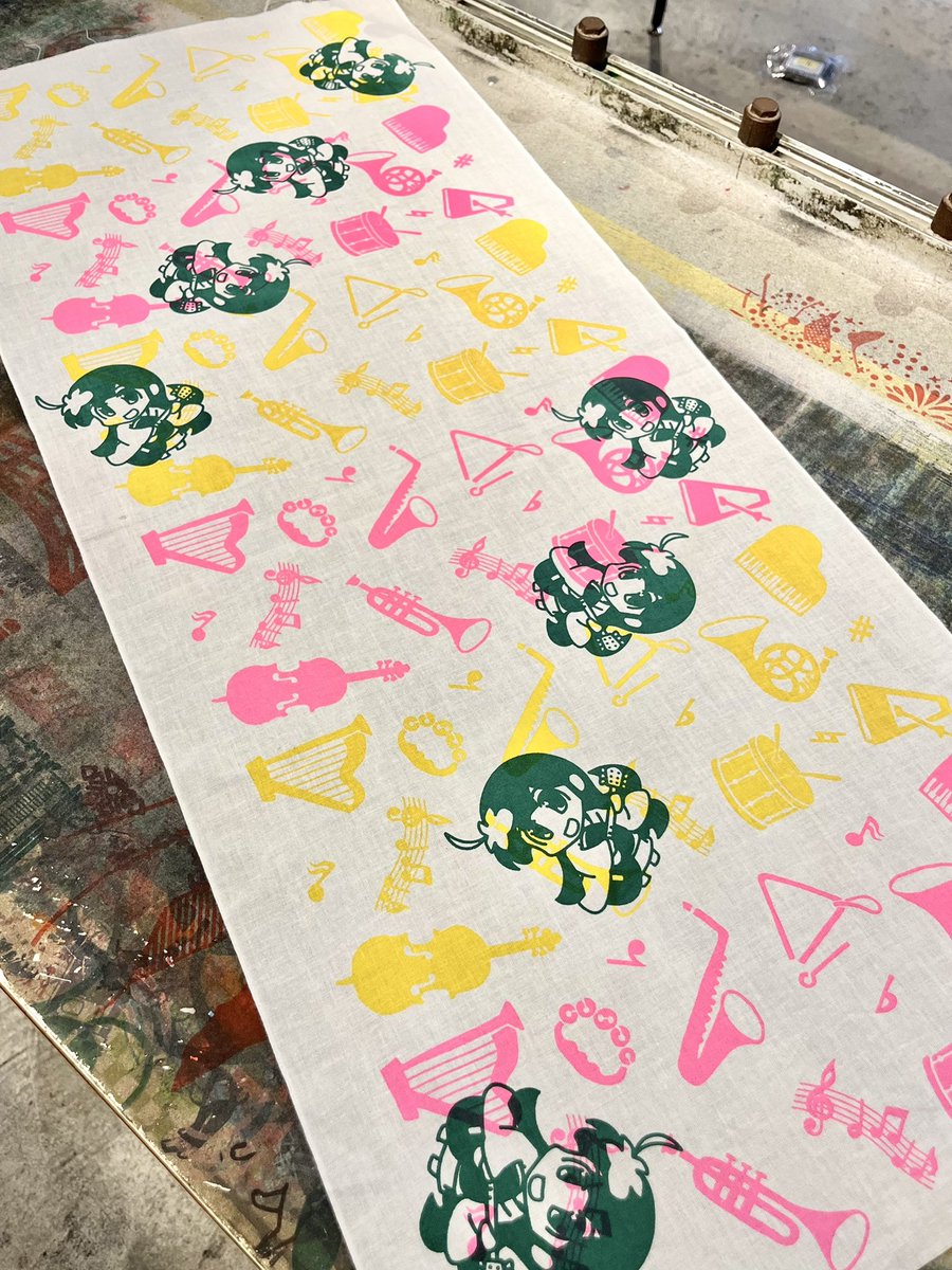 oyoshi_gujo's tweet photo. そおいえばタカラギャラリーさん@TakaraGallery の秋柄はじまっとるよ！わたしは「音楽の秋」とゆーことでギターを弾くデザイン♪
楽器デザインの版と組み合わせるとこーんなかんじに♪
他にも素敵な柄がたんとあるのでお好きなデザインのてぬぐいを作ってみとくれっ
#郡上八幡 #シルクスクリーン印刷 https://t.co/8FToDBpBmc