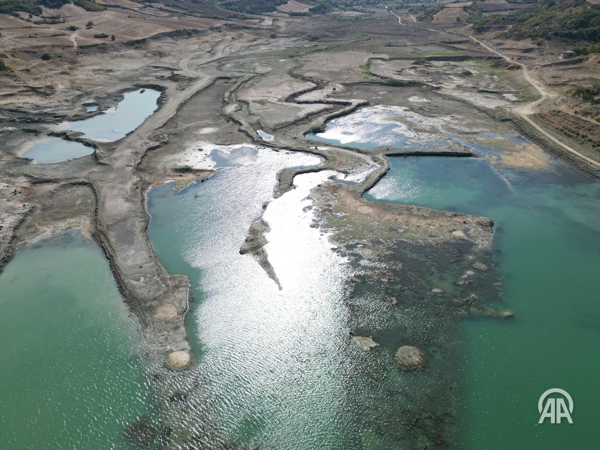 Naip Barajımız da hızla kuruyor...

Tekirdağ'da içme suyu ve tarımsal sulamada kullanılan Naip Barajı'nda kuraklığın etkisiyle su çekilmesi sürüyor. 21 milyon m3 su kapasitesine sahip barajda su seviyesi 1 milyon m3 seviyesine düştü.

Kuzey Ormanları’nda sürmekte olan yıkım,