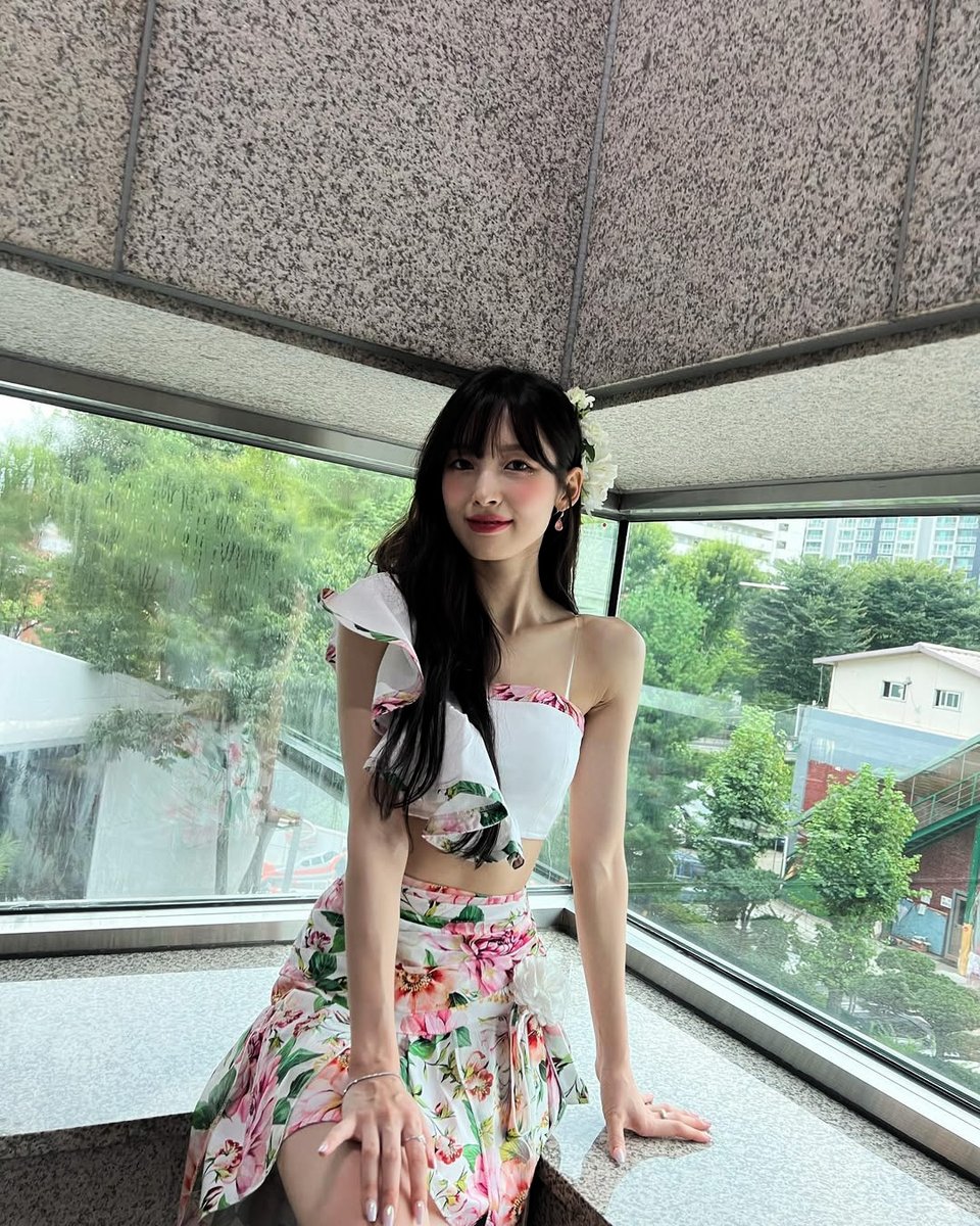 choiyxwon's tweet photo. Can you spot the flower? https://t.co/pvcaOkhSrS