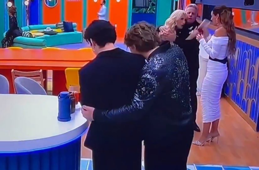 xim_xim16's tweet photo. ESTE ABRAZO 😭💗 

#LaCasaDeAaron 
ALDRON IS BACK https://t.co/PajrCC5Vus