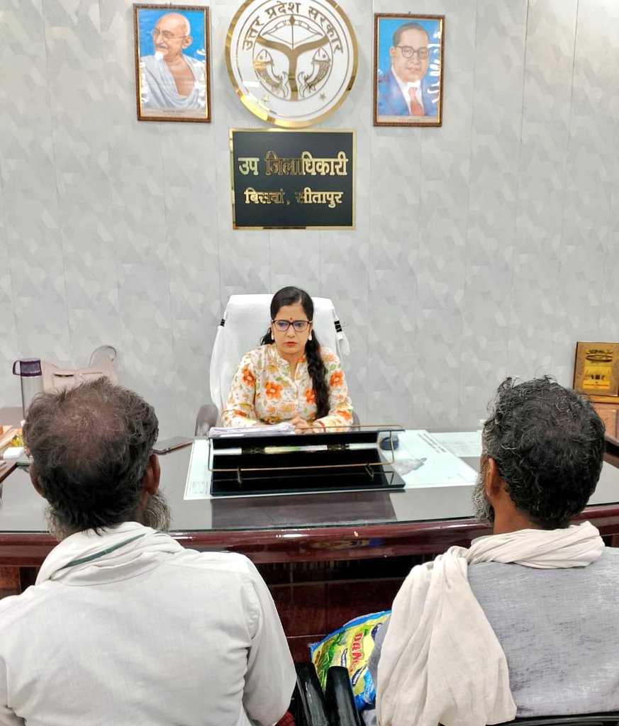 dm_sitapur's tweet image. तहसील स्तरीय अधिकारियों द्वारा अपने-अपने कार्यालय कक्ष में जनसुनवाई के दौरान आए हुए फरियादियों की समस्याओं को सुनकर प्राप्त शिकायतों का संतुष्टिपूर्ण/गुणवत्तापूर्ण निस्तारण किया जा रहा है। @ChiefSecyUP @CMOfficeUP @InfoDeptUP @myogiadityanath @UPGovt #UPCM #sitapur