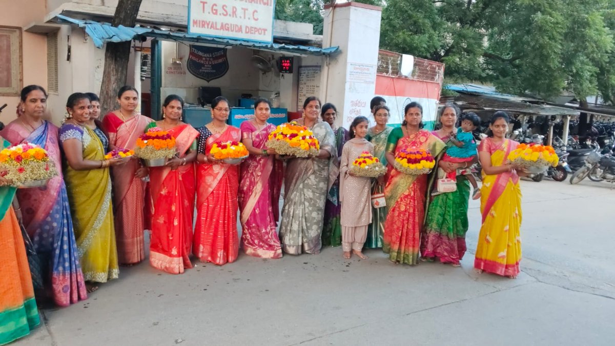 mlgdmtsrtc's tweet image. HAPPY BATHUKAMMA 🌸🌹
Have a safe and happy journey with RTC🙂
Celebration #nlg#dmnlg#dmnlg2
@dm_nalgonda_tgsrtc
