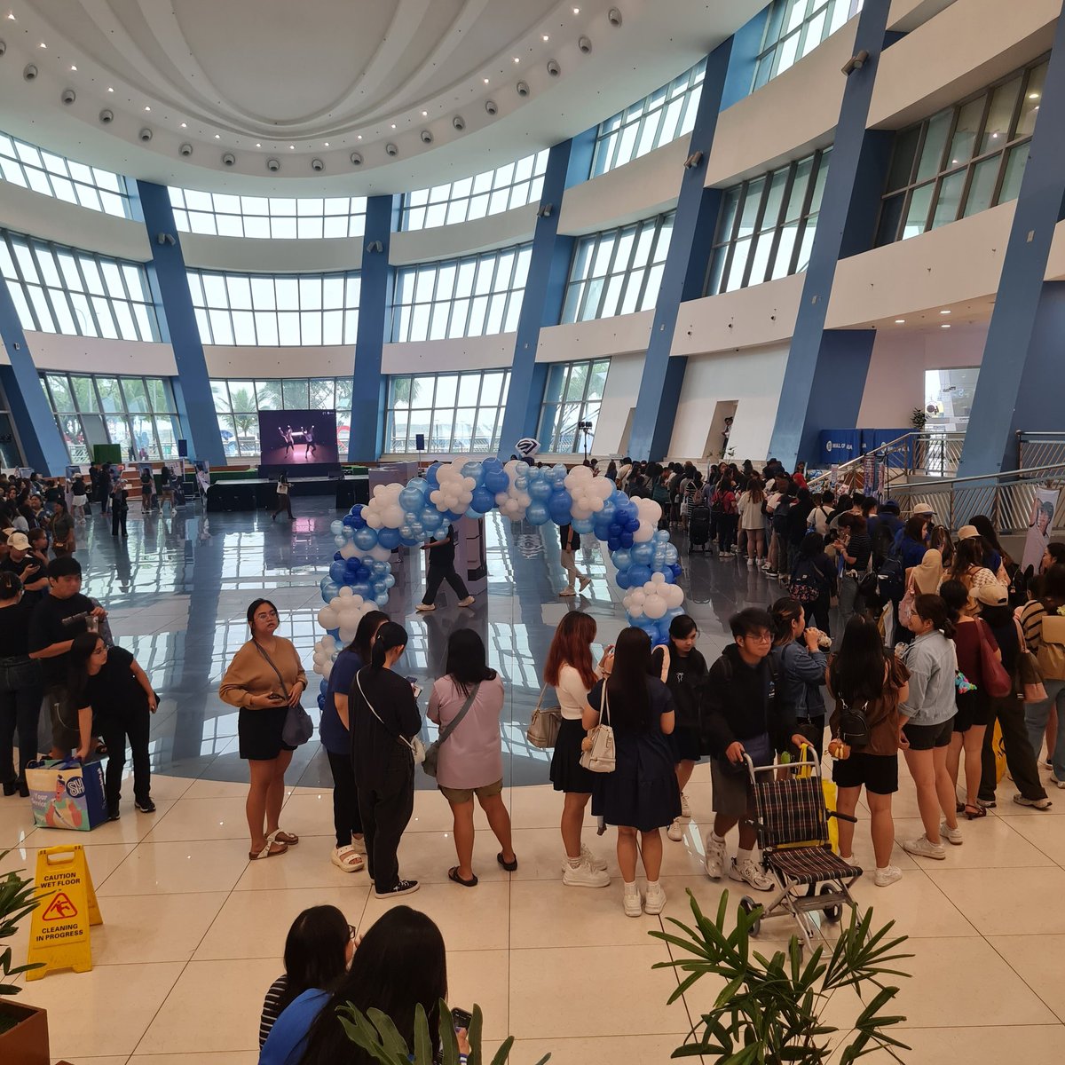 theoppaislife's tweet photo. It's indeed a fiesta here at the Music Hall of MOA!

💙 Fanclub booths
💙 Special Merch
💙 Fangirl with Filo ELFs!
💙 Show your love for SUJU!

@sjunitedph #SJFiesta #SUPERJUNIOR https://t.co/JWGLZzQ3tL