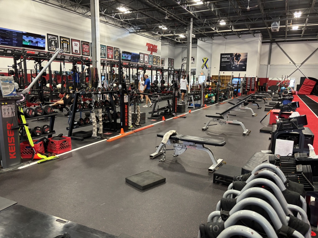 BostonにあるMBSCのトレーニングルームは鏡の前から、プラットフォーム、スクワットラック、ダンベル、ケーブルマシン、プライオボックスが一列ずつ並んでおり、効率よくトレーニングが実施できるレイアウトになっています。