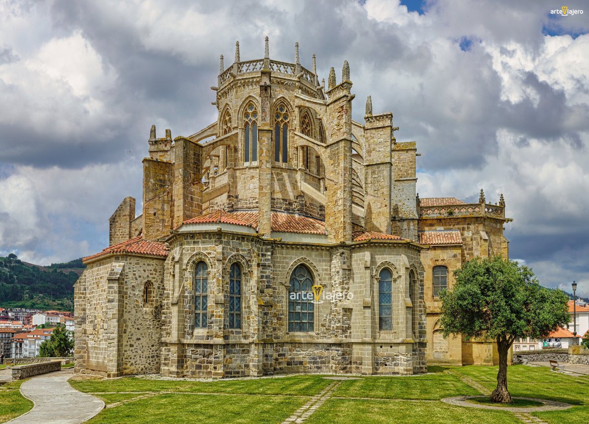 Iglesia de Santa María de la Asunción de Castro Urdiales. Una auténtica genialidad del arte gótico en Cantabria, levantada entre los S. XIII y XV
#BuenosDias #FelizViernes