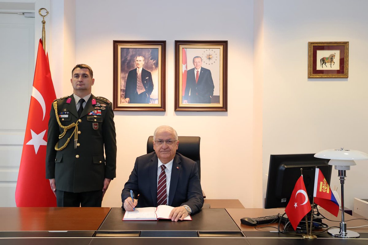 Millî Savunma Bakanı Yaşar Güler, Moğolistan programı kapsamında Ulanbator Büyükelçiliğimizi de ziyaret etti. 

Bakan Yaşar Güler, Büyükelçi Başak Genç Yüksel ve Silahlı Kuvvetler Ataşemiz Albay Selçuk Atay’dan faaliyetlere ilişkin bilgi aldı.

#MillîSavunmaBakanlığı 
#YaşarGüler