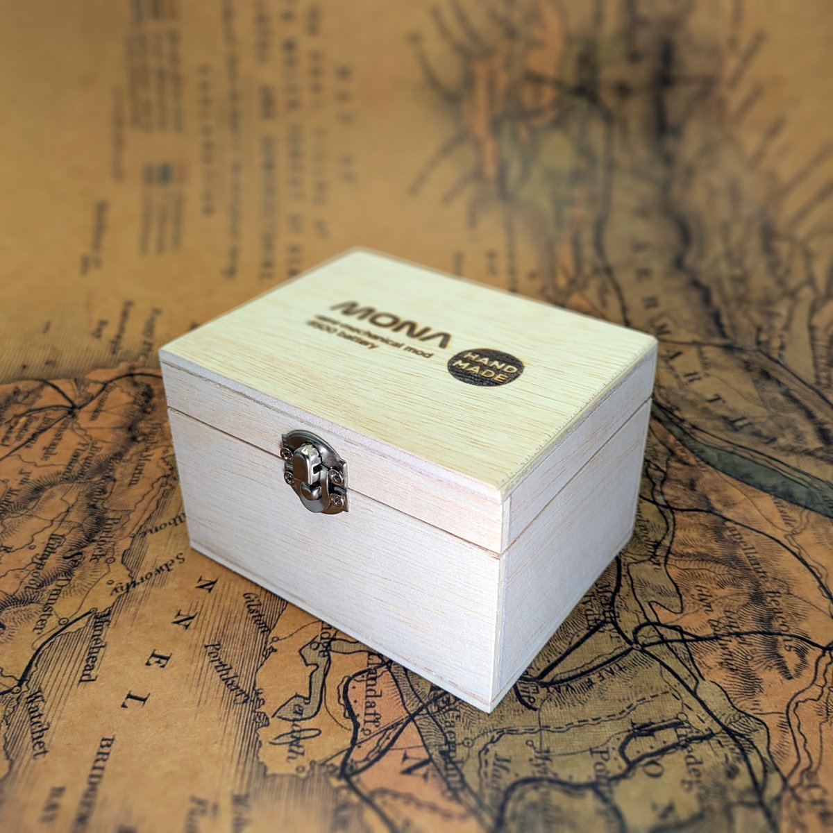 NEO27809986's tweet image. お疲れ様です(^^)

知人の間では紙の箱が不人気だったので
木の箱に作り変えました（笑）

道具が無いので只管カッターナイフで筋を入れ
カットです😂😂
中のスポンジは糸鋸でくり抜きました。
結構キレイにカット出来ますね！

#MOD_NEO #VAPE #SemiMechanical #stealth #handmade #3D