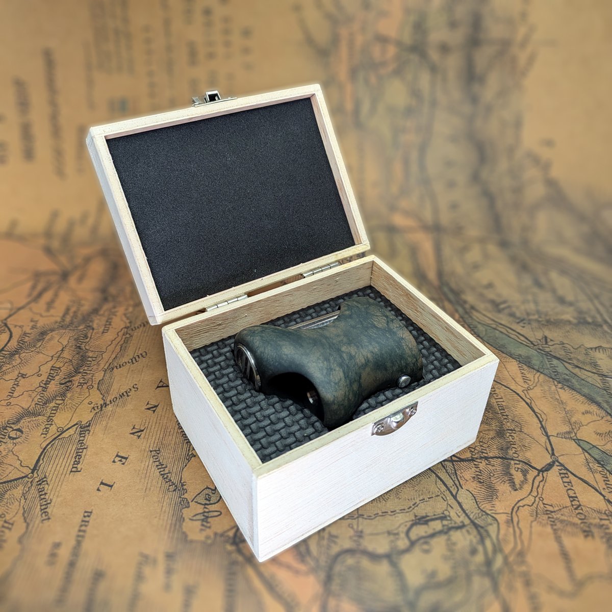 NEO27809986's tweet image. お疲れ様です(^^)

知人の間では紙の箱が不人気だったので
木の箱に作り変えました（笑）

道具が無いので只管カッターナイフで筋を入れ
カットです😂😂
中のスポンジは糸鋸でくり抜きました。
結構キレイにカット出来ますね！

#MOD_NEO #VAPE #SemiMechanical #stealth #handmade #3D