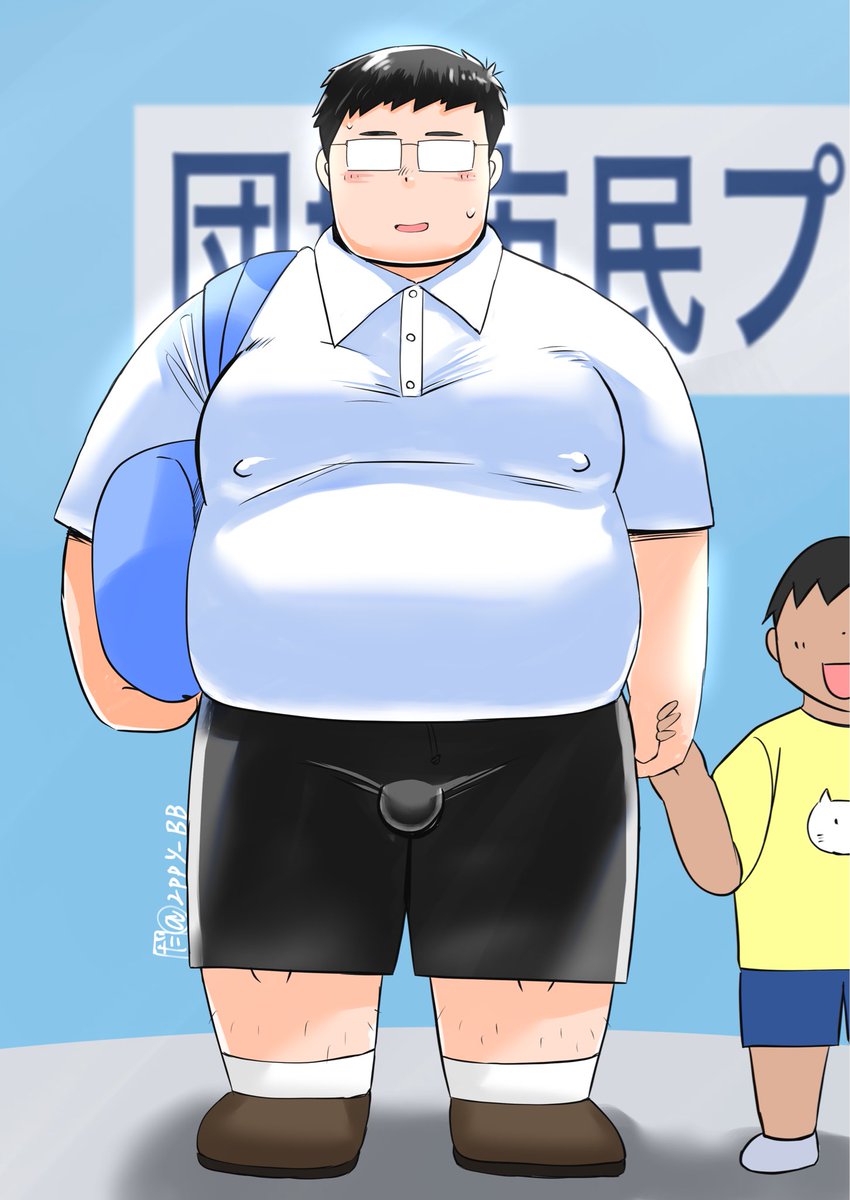 2ppy_BB's tweet photo. 今日はなんの日　お父さんの日。お隣のお父さんとお子さんと市民プールでバッタリ。
大きな体に小さなオチンポですなあ。それにしてもエッチな水着❤️
体重を測る姿も無防備だけど、数字を見るためにそんなにお尻を持ち上げたらお父さんの秘密が丸見えだよお///////→https://t.co/xqGXjLf6ON https://t.co/ASeIA73oMY