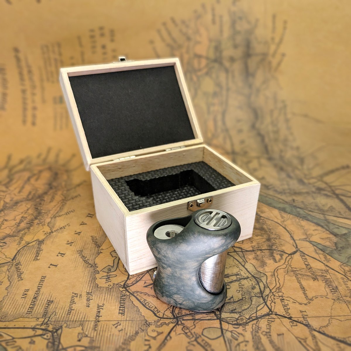 NEO27809986's tweet image. お疲れ様です(^^)

知人の間では紙の箱が不人気だったので
木の箱に作り変えました（笑）

道具が無いので只管カッターナイフで筋を入れ
カットです😂😂
中のスポンジは糸鋸でくり抜きました。
結構キレイにカット出来ますね！

#MOD_NEO #VAPE #SemiMechanical #stealth #handmade #3D