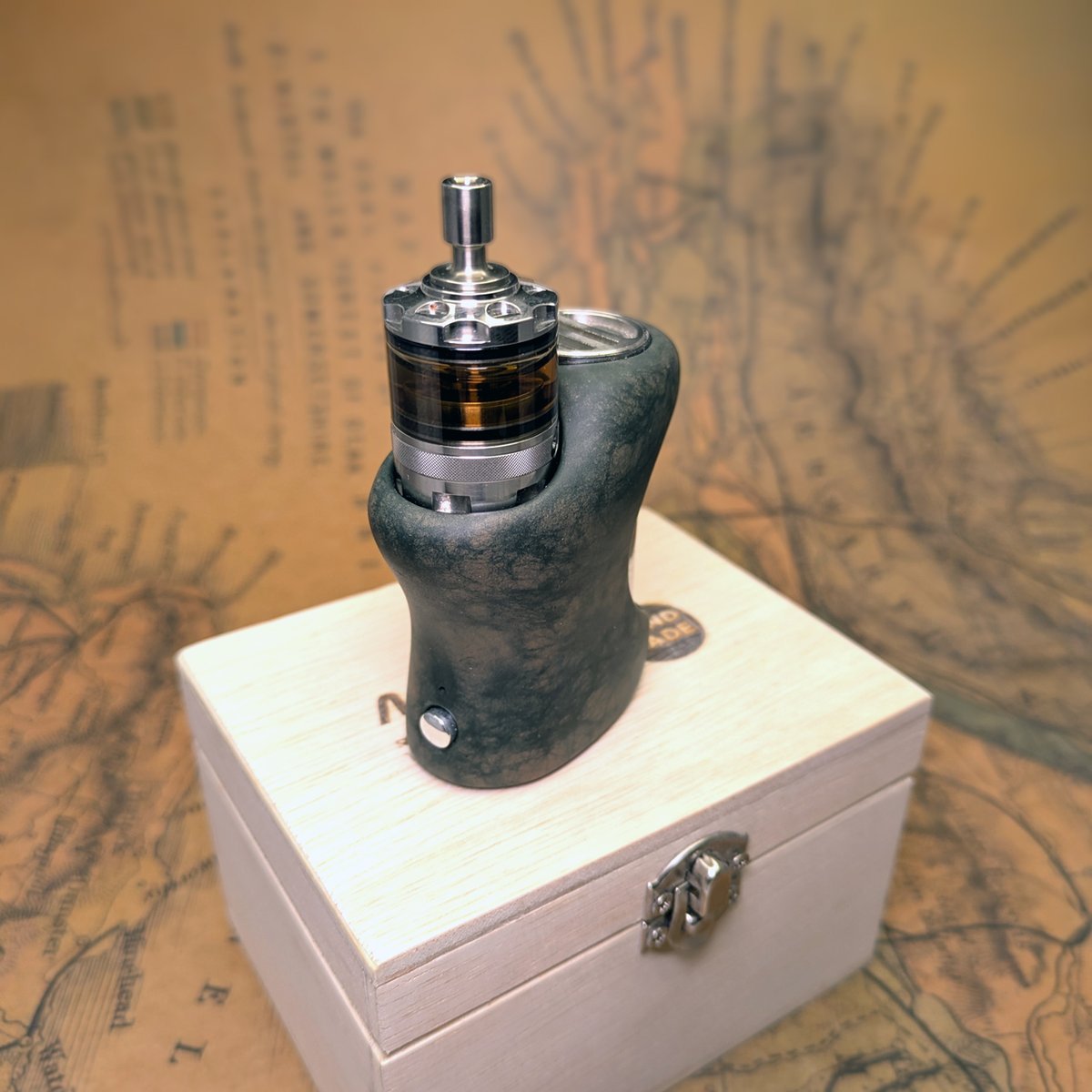 NEO27809986's tweet image. お疲れ様です(^^)

知人の間では紙の箱が不人気だったので
木の箱に作り変えました（笑）

道具が無いので只管カッターナイフで筋を入れ
カットです😂😂
中のスポンジは糸鋸でくり抜きました。
結構キレイにカット出来ますね！

#MOD_NEO #VAPE #SemiMechanical #stealth #handmade #3D