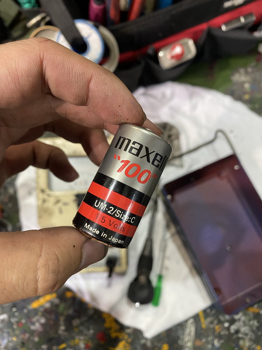 ryougo_ry's tweet photo. 雑品庫にこんなモンあった！！！

電圧はとりあえず測れた。
電池替えて抵抗測れるかな？
塗装し直してキレイにしてみよ😍

いつ頃のテスターなんやろ。。。 https://t.co/bXdtPe2eAc