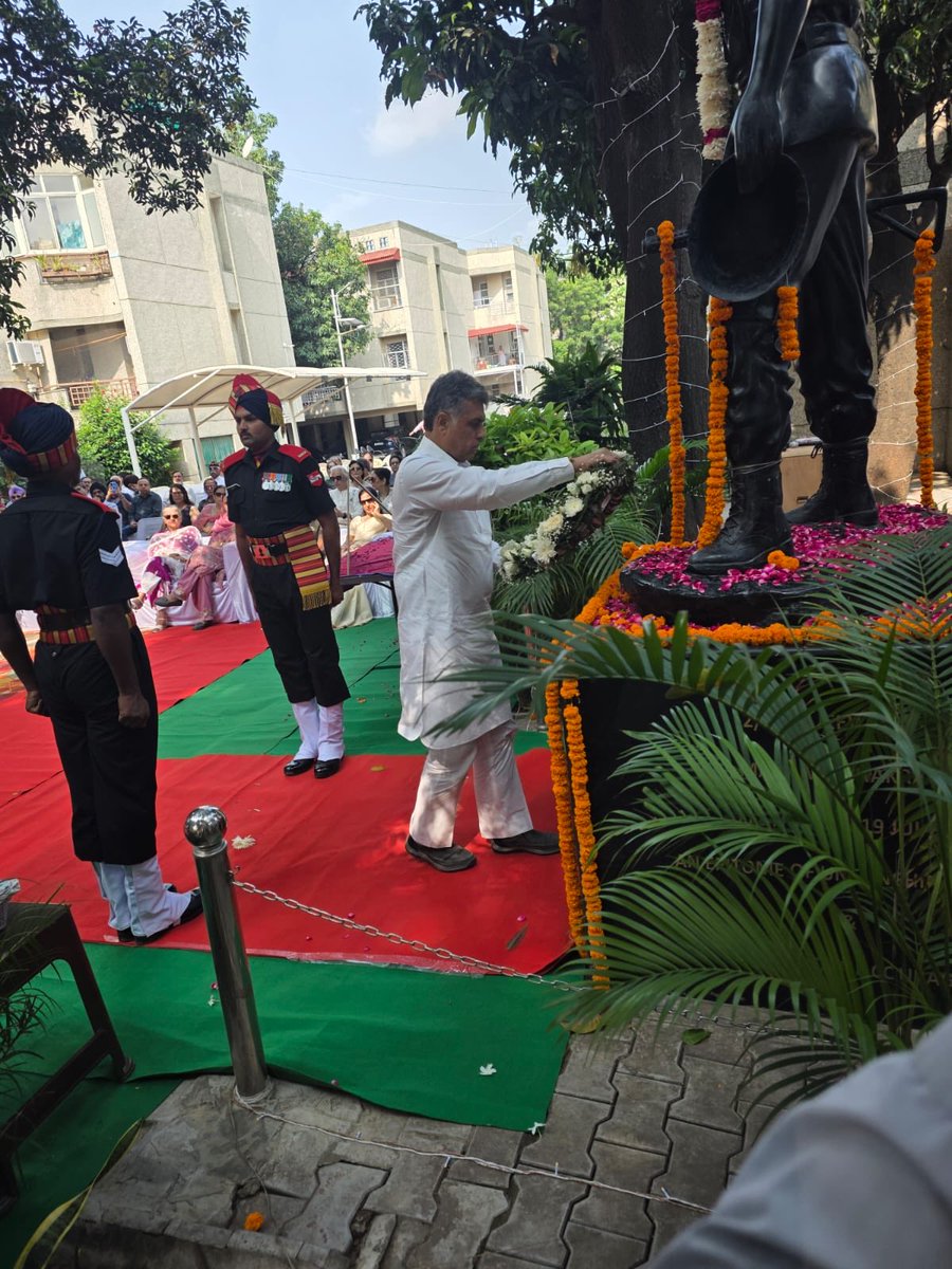 ManishTewari's tweet photo. Honouring the Sacrifice of 2nd Lieutenant Rajeev Sandhu MVC who fell martyr during the IPKF operations in Sri Lanka on 19 th July 1988 at Rajiv Vihar Chandigarh. 

Commissioned in the 7 th Battalion Battalion of the Assam Regiment on 5th March 1988 . Transferred to C Company of the 19 th Madras Regiment he was deployed to Sri Lanka .

Rajeev was one year junior to me in @StJohnsCHS - St. a John’s High School. It was an honour to pay tribute to this courageous martyr. 
 
My esteemed colleague @LUCKYHSINC President @INCChandigarh , Col DS Sra, Col Saklani, Col Jagdish Chander, Col Gursawek Singh, Mrs SS Rana , Sarabjit Kaur (M.C), Surjit singh Dhillon, Sanjiv Gabha
& Jagtar (Jagga) joined me in paying floral tributes
