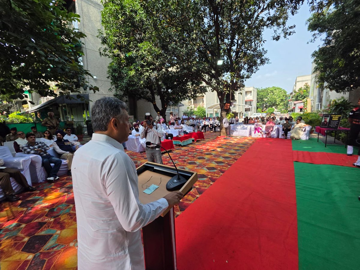 ManishTewari's tweet photo. Honouring the Sacrifice of 2nd Lieutenant Rajeev Sandhu MVC who fell martyr during the IPKF operations in Sri Lanka on 19 th July 1988 at Rajiv Vihar Chandigarh. 

Commissioned in the 7 th Battalion Battalion of the Assam Regiment on 5th March 1988 . Transferred to C Company of the 19 th Madras Regiment he was deployed to Sri Lanka .

Rajeev was one year junior to me in @StJohnsCHS - St. a John’s High School. It was an honour to pay tribute to this courageous martyr. 
 
My esteemed colleague @LUCKYHSINC President @INCChandigarh , Col DS Sra, Col Saklani, Col Jagdish Chander, Col Gursawek Singh, Mrs SS Rana , Sarabjit Kaur (M.C), Surjit singh Dhillon, Sanjiv Gabha
& Jagtar (Jagga) joined me in paying floral tributes