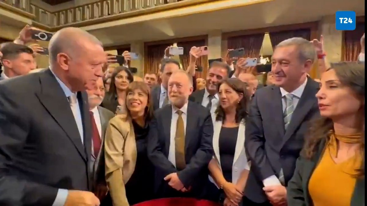 DEM'li abiler ablalar bu duruştan barış çıkmaz söyleyim size. Vücut dili çok şeyi anlatır.

Genel Başkanı'nız 9 yıldır AİHM kararına rağmen hapiste.