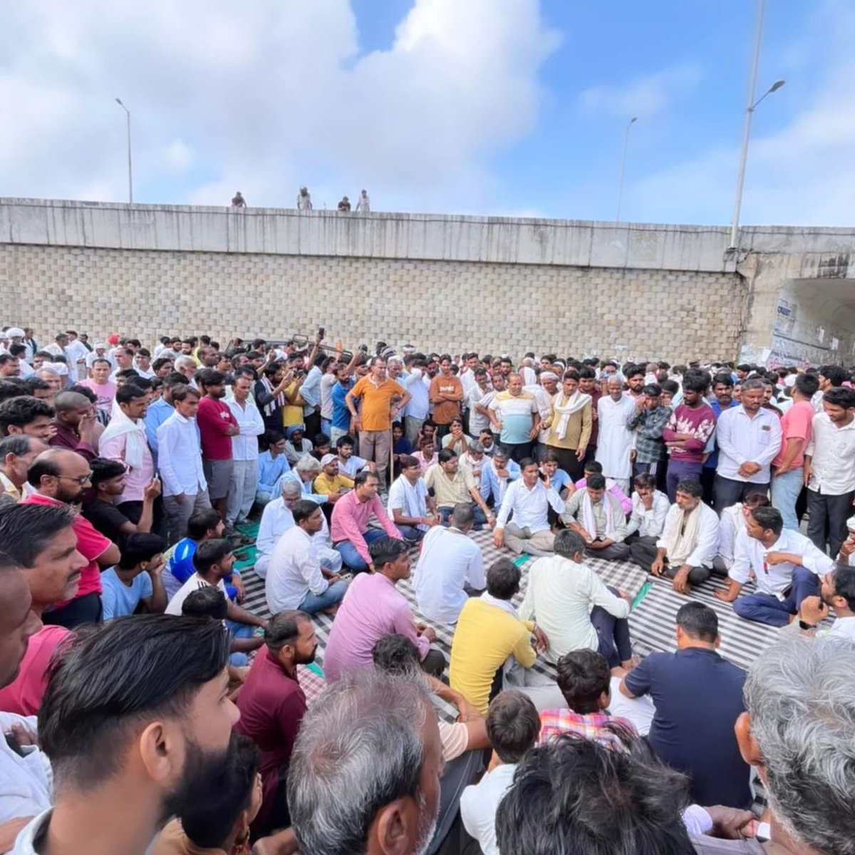 जामारामगढ़ के कुंडलपुरा गाँव में एक निर्दोष व्यक्ति को वन विभाग के कर्मचारियों द्वारा फॉरेस्ट एरिया में बकरियाँ चले जाने के कारण मारपीट कर मार दिया गया। इस मामले को लेकर ग्रामीण पीड़ित परिवार के साथ धरने पर बैठे हैं। सरकार से अनुरोध है कि दोषियों पर जल्द कार्रवाई की जाए, अन्यथा