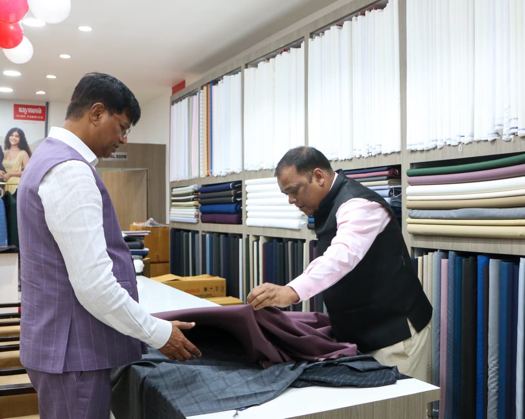आज भारतीय कपड़ा एवं परिधान जगत के अग्रणी रेमंड लिमिटेड के गौरवशाली 100 वर्षों की सफलता के शुभ अवसर पर महादेव होटल, अलीगंज, लखनऊ स्थित हिंद फैब्रिक कंपनी एवं रेमंड शोरूम में आयोजित शताब्दी वर्ष कार्यक्रम में बतौर मुख्य अतिथि सम्मिलित होकर केक काटकर सभी को हार्दिक शुभकामनाएँ एवं