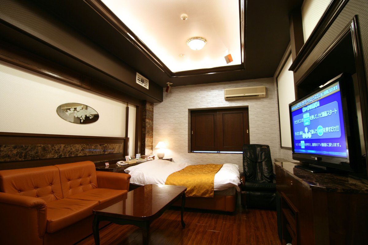 HotelHyper's tweet photo. 従業員大募集！！  
大阪なんば超駅チカホテルで一緒に働きましょう♪    
・フロ��ト（受付業務）
・月給 28.6万円～    
・交通費月額10,000円まで   
詳しくは下記をご確認ください。  
https://t.co/m1hTRS6ZY0 https://t.co/Fne83zJQpk