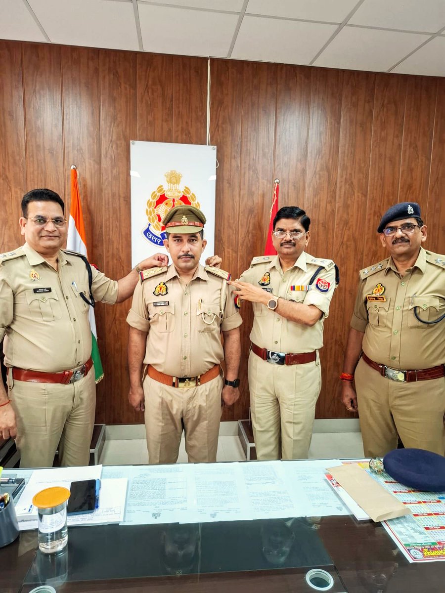 पुलिस प्रशिक्षण विद्यालय, सुल्तानपुर में नियुक्त पुलिस उपनिरीक्षक (गोपनीय) श्री रोशन जमीर के पुलिस निरीक्षक (गोपनीय) के पद पर प्रोन्नति होने पर मेरे द्वारा स्टार पहनाकर शुभकामनायें दी गयी.....💐💐