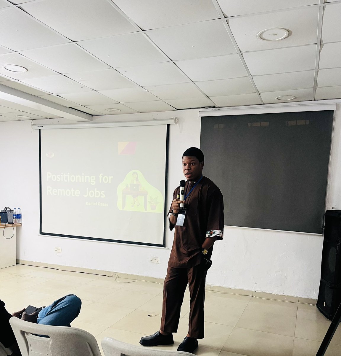 RmfTalents's tweet photo. Landing remote jobs isn’t just about having a good CV, it’s about positioning yourself so that clients instantly see your value.

Daniel Osas (Content Marketer &amp; Copywriter) In his session, broke down what real positioning looks like. https://t.co/QwZ0m75PBn