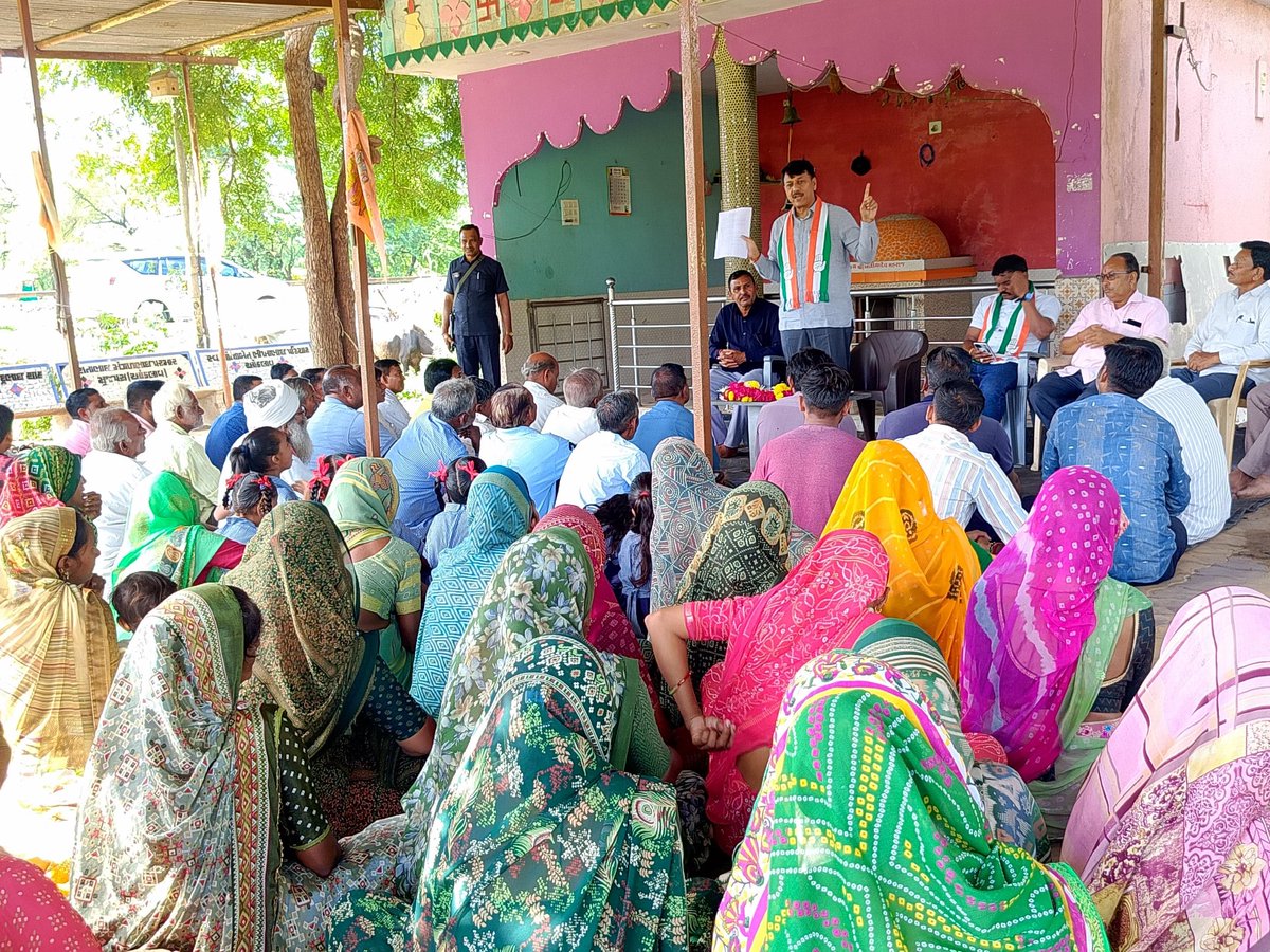 AmitChavdaINC's tweet image. लोकतंत्र को बचाने और संविधान द्वारा दिए गए मताधिकार की रक्षा के लिए 3 अक्टूबर से शुरू हुए &quot;वोट चोर, गद्दी छोड़&quot; हस्ताक्षर अभियान और मिस कॉल अभियान की शुरुआत मैंने अपने बूथ आंकलाव विधानसभा से करवाई। जनता भी वोट चोरों को बेनकाब करने के लिए प्रतिबद्ध है।

लोकतंत्र बचाने के लिए 📱-…