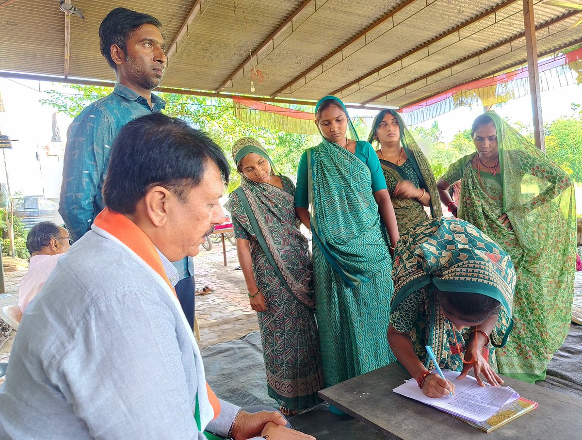 AmitChavdaINC's tweet image. लोकतंत्र को बचाने और संविधान द्वारा दिए गए मताधिकार की रक्षा के लिए 3 अक्टूबर से शुरू हुए &quot;वोट चोर, गद्दी छोड़&quot; हस्ताक्षर अभियान और मिस कॉल अभियान की शुरुआत मैंने अपने बूथ आंकलाव विधानसभा से करवाई। जनता भी वोट चोरों को बेनकाब करने के लिए प्रतिबद्ध है।

लोकतंत्र बचाने के लिए 📱-…