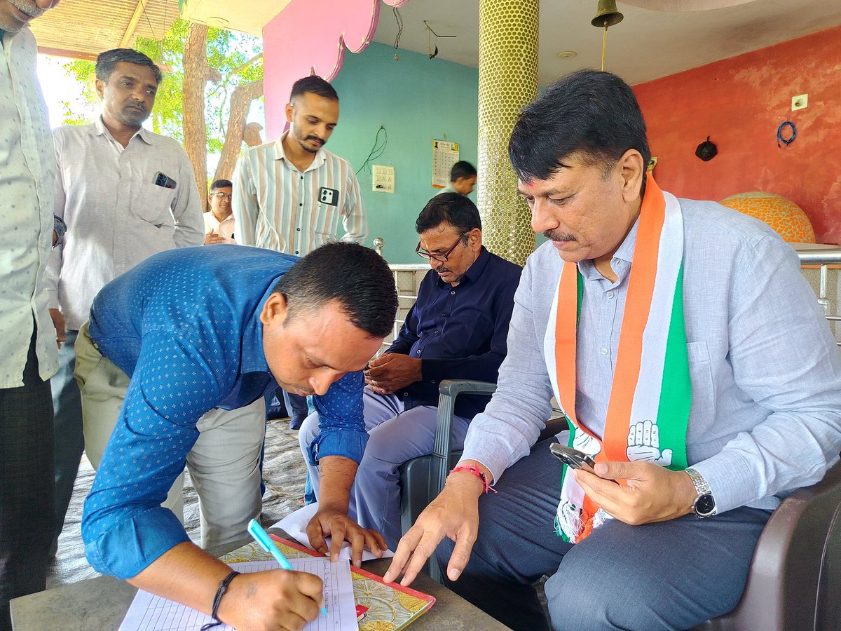 AmitChavdaINC's tweet image. लोकतंत्र को बचाने और संविधान द्वारा दिए गए मताधिकार की रक्षा के लिए 3 अक्टूबर से शुरू हुए &quot;वोट चोर, गद्दी छोड़&quot; हस्ताक्षर अभियान और मिस कॉल अभियान की शुरुआत मैंने अपने बूथ आंकलाव विधानसभा से करवाई। जनता भी वोट चोरों को बेनकाब करने के लिए प्रतिबद्ध है।

लोकतंत्र बचाने के लिए 📱-…