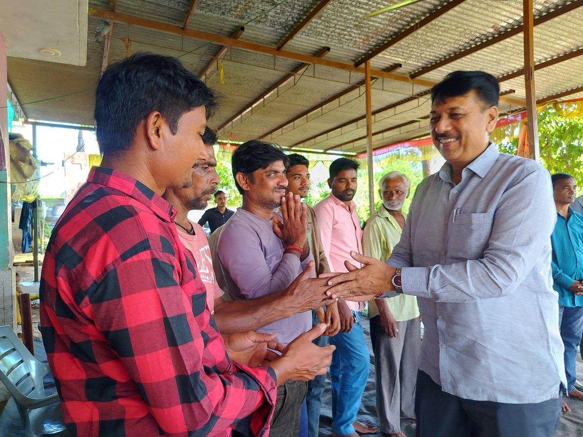 AmitChavdaINC's tweet image. लोकतंत्र को बचाने और संविधान द्वारा दिए गए मताधिकार की रक्षा के लिए 3 अक्टूबर से शुरू हुए &quot;वोट चोर, गद्दी छोड़&quot; हस्ताक्षर अभियान और मिस कॉल अभियान की शुरुआत मैंने अपने बूथ आंकलाव विधानसभा से करवाई। जनता भी वोट चोरों को बेनकाब करने के लिए प्रतिबद्ध है।

लोकतंत्र बचाने के लिए 📱-…