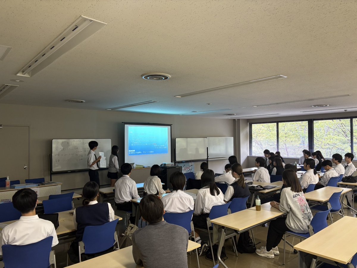 📚【探究Day】
今日は1・2年生の「探究Day」！
📝1年生は教室でじっくり思考を深め、
🚶‍♂️2年生は校外で施設訪問や街頭アンケートに挑戦中！
自ら問いを立て、答えを探す1日です✨
写真は #法政大学 での様子です✨ #探究学習 #主体的な学び #成瀬高校 #成高新時代 #町田市