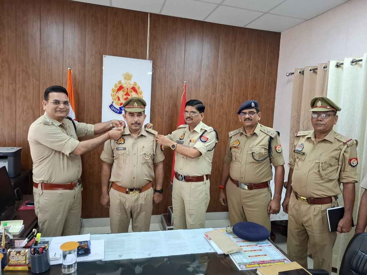 पुलिस प्रशिक्षण विद्यालय, सुल्तानपुर में नियुक्त पुलिस उपनिरीक्षक (गोपनीय) श्री रोशन जमीर के पुलिस निरीक्षक (गोपनीय) के पद पर प्रोन्नति होने पर संस्था प्रमुख श्री ब्रजेश कुमार मिश्र, आईपीएस द्वारा स्टार पहनाकर शुभकामनायें दी गयी.....💐💐