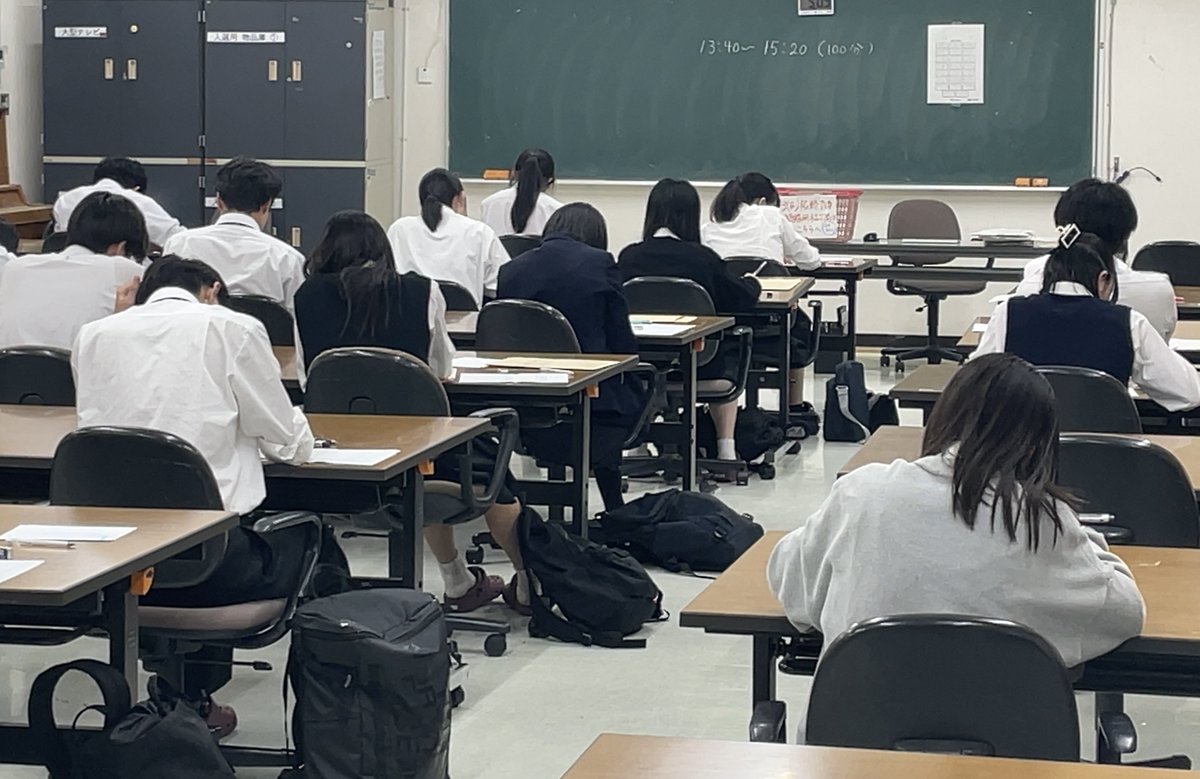 ✏️【３年生、模試と格闘中】
本日、３年生は #模試 に挑戦中！
教室には鉛筆の音と、静かな闘志が満ちています。
「問題よ、かかってこい！」という気迫がすごい。
先生はそっと見守りつつ、心の中で応援中📣
#模試の日 #がんばれ受験生 #静かなる戦い #成瀬高校 #成高新時代 #町田市 #全国大会
