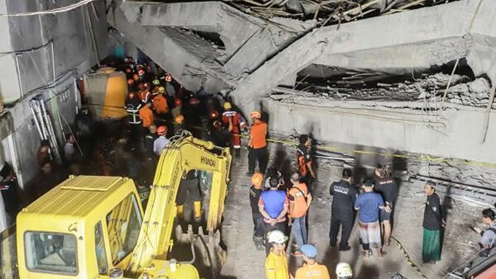 ThepenPK's tweet image. Tragedy in East Java
The death toll from the collapse of Al Khoziny Islamic Boarding School in Sidoarjo has risen to 8. Rescuers have recovered three more bodies, while 55 people remain missing.
#Indonesia #EastJava #SchoolCollapse #BreakingNews