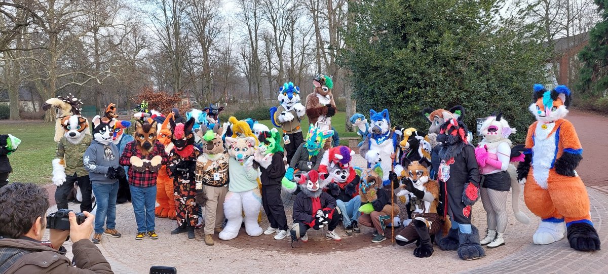 Weinberg_Furs's tweet image. So viele Fussels! Dieser Schnappschuss hat unser zweiter Vorsitzender Tidron vom Gruppenfoto in Speyer gemacht. Wenn wir für Gruppenfotos posieren zücken meistens auch ein paar Passanten ihre Handys und Fotoapparate, dann freuen wir uns sehr, für eine schöne Erinnerung zu sorgen!