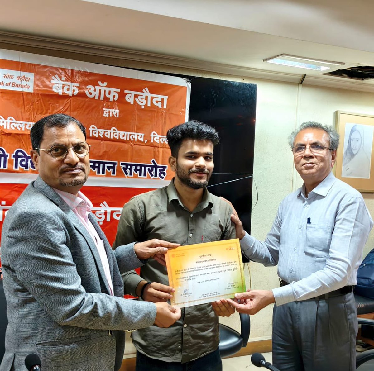jmiu_official's tweet photo. हिन्दी विभाग और बैंक ऑफ बड़ौदा मेधावी विद्यार्थी सम्मान समारोह और आशुभाषण प्रतियोगिता का आयोजन

नई दिल्ली, 3 अक्टूबर 2025

हिंदी पखवाड़ा के अंतर्गत एक समारोह का आयोजन जामिया मिल्लिया इस्लामिया के हिंदी विभाग और बैंक ऑफ बड़ौदा के संयुक्त तत्वावधान में टैगोर हॉल में किया गया| कार्यक्रम में बड़ौदा मेधावी विद्यार्थी सम्मान योजना के तहत बैंक ऑफ बड़ौदा द्वारा स्नातकोत्तर हिन्दी में सर्वाधिक अंक लाने के लिए विभुम शुक्ला और आश्रुति पटेल को प्रशस्ति-पत्र और क्रमश: रु.11000 और रु.7500 राशि देकर सम्मान किया गया| कार्यक्रम की अध्यक्षता करते हुए हिन्दी विभाग के अध्यक्ष प्रो.नीरज कुमार ने कहा कि भाषा का महत्व इसके प्रयोग से होता है| प्राय: समाज में प्रभाव प्रदर्शित करने के लिए उस भाषा का प्रयोग करते हैं, जो प्रभावी मानी जाती है| उन्होंने कहा कि किसी भी भाषा का विरोध नहीं किया जाना चाहिए चाहे वह बड़ी हो या छोटी| एक व्यक्ति द्वारा बोली जाने वाली भाषा का भी उतना ही महत्व होता है, जितना करोड़ों लोगों द्वारा बोली जाने वाली भाषा का | बैंक ऑफ बड़ौदा के सहायक महाप्रबंधक एवं उपक्षेत्रीय प्रमुख ओ.पी. वीरेंद्र सिंह ने बैंक ऑफ बड़ौदा द्वारा चलाई जा रही विभिन्न योजनाओं की जानकारी देते हुए कहा कि हमारा बैंक हमेशा विश्वविद्यालयों के मेधावी विद्यार्थियों को प्रोत्साहित करता आया है| इसी क्रम में विश्वविद्यालयों के हिन्दी विभाग के मेधावी विद्यार्थियों को सम्मानित करने की यह योजना है| उन्होंने बताया कि बैंक ऑफ बड़ौदा के संस्थापक महाराजा गायकवाड ने डॉ. भीमराव अंबेडकर को विदेश अध्ययन के लिए वजीफा दिया था|

कार्यक्रम में हिन्दी दिवस के उपलक्ष्य में आशुभाषण प्रतियोगिता का आयोजन किया गया, जिसमें विद्यार्थियों ने बढ़-चढ़कर हिस्सा लिया| प्रतियोगिता में हिमांक द्विवेदी, महफूज अली और खुशी खातून ने क्रमश: प्रथम, द्वितीय और तृतीय स्थान प्राप्त किया| साथ ही, केशव प्रताप सिंह राजपूत और सिप्तैन हैदर ने सांत्वना पुरस्कार प्राप्त किया| विजेता विद्यार्थियों को प्रमाण-पत्र और बैंक ऑफ बड़ौदा की तरफ से प्रति विद्यार्थी एक हज़ार रुपये का ई-वाउचर दिया गया| प्रतियोगिता के निर्णायक विभाग के अध्यापक डॉ. अनिल कुमार, डॉ. गणपत तेली और डॉ. आलमगीर थे| कार्यक्रम के संयोजक डॉ. मुकेश कुमार मिरोठा ने कहा कि बैंक ऑफ बड़ौदा की यह योजना कई वर्षों से हमारे विद्यार्थियों को प्रोत्साहित कर रही है और हम आशा करते हैं कि भविष्य में ऐसी और योजनाएं आएंगी| कार्यक्रम का संचालन सुश्री नूरी निशात, प्रबंधक, राजभाषा विभाग, बैंक ऑफ बड़ौदा ने किया| कार्यक्रम में बड़ी संख्या में विद्यार्थियों की सक्रिय उपस्थित रही |

प्रो. साइमा सईद
मुख्य जनसंपर्क अधिकारी
जामिया मिल्लिया इस्लामिया